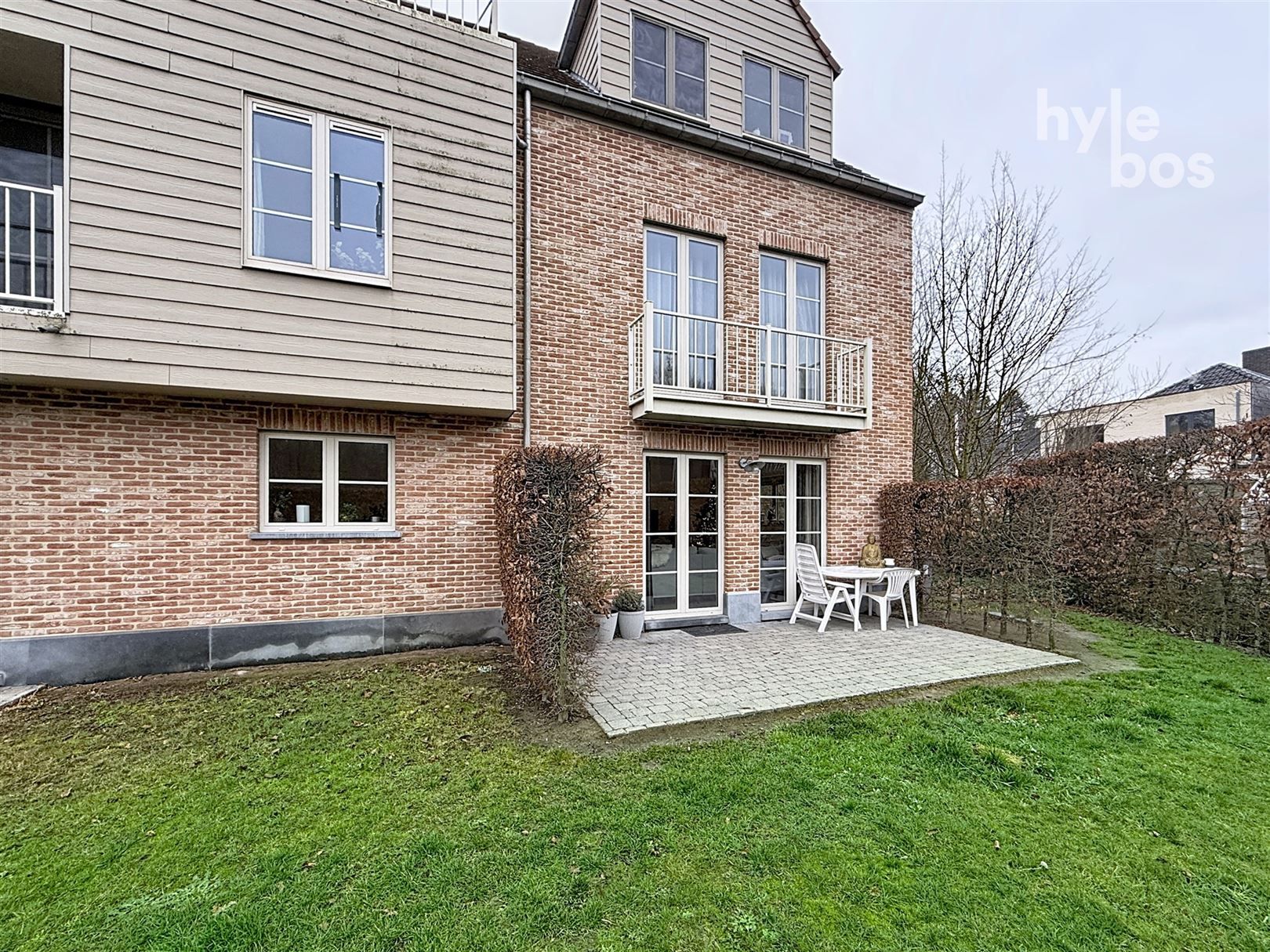 Aan de stadsrand, lichtrijk gelijkvloers appartement foto {{pictureIndex}}