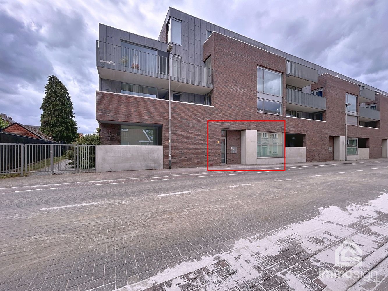 Ruim gelijkvloers appartement (118 m²) in hartje Bree met ruim terras (53 m²), grote kelderberging en extra brede staanplaats foto 2