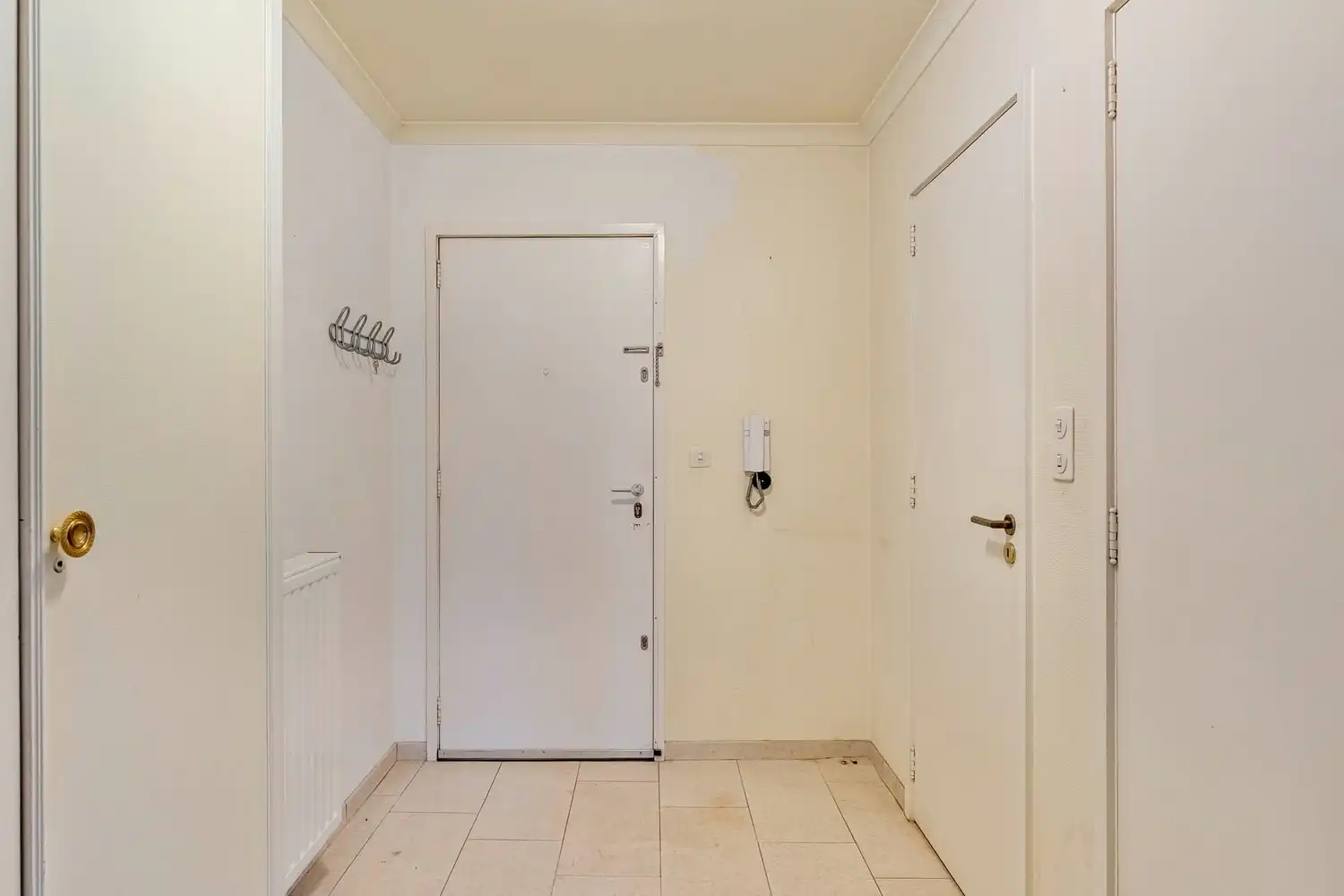 Lichtrijk appartement met 2 slaapkamers, terras en twee autostaanplaatsen, nabij het centrum van Sint-Truiden. foto 8