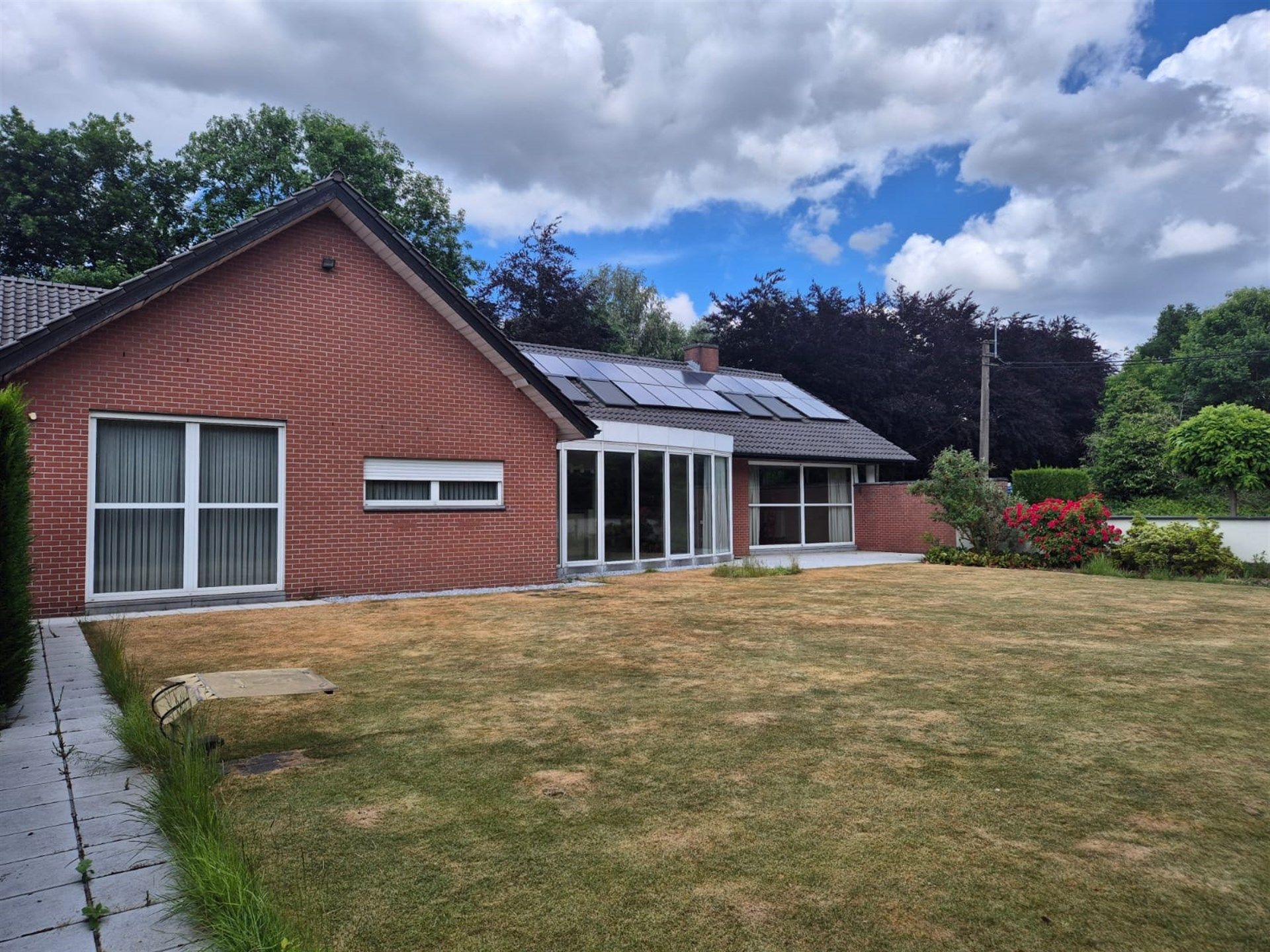 Gunstig gelegen ruime villa in groene omgeving.  foto 15