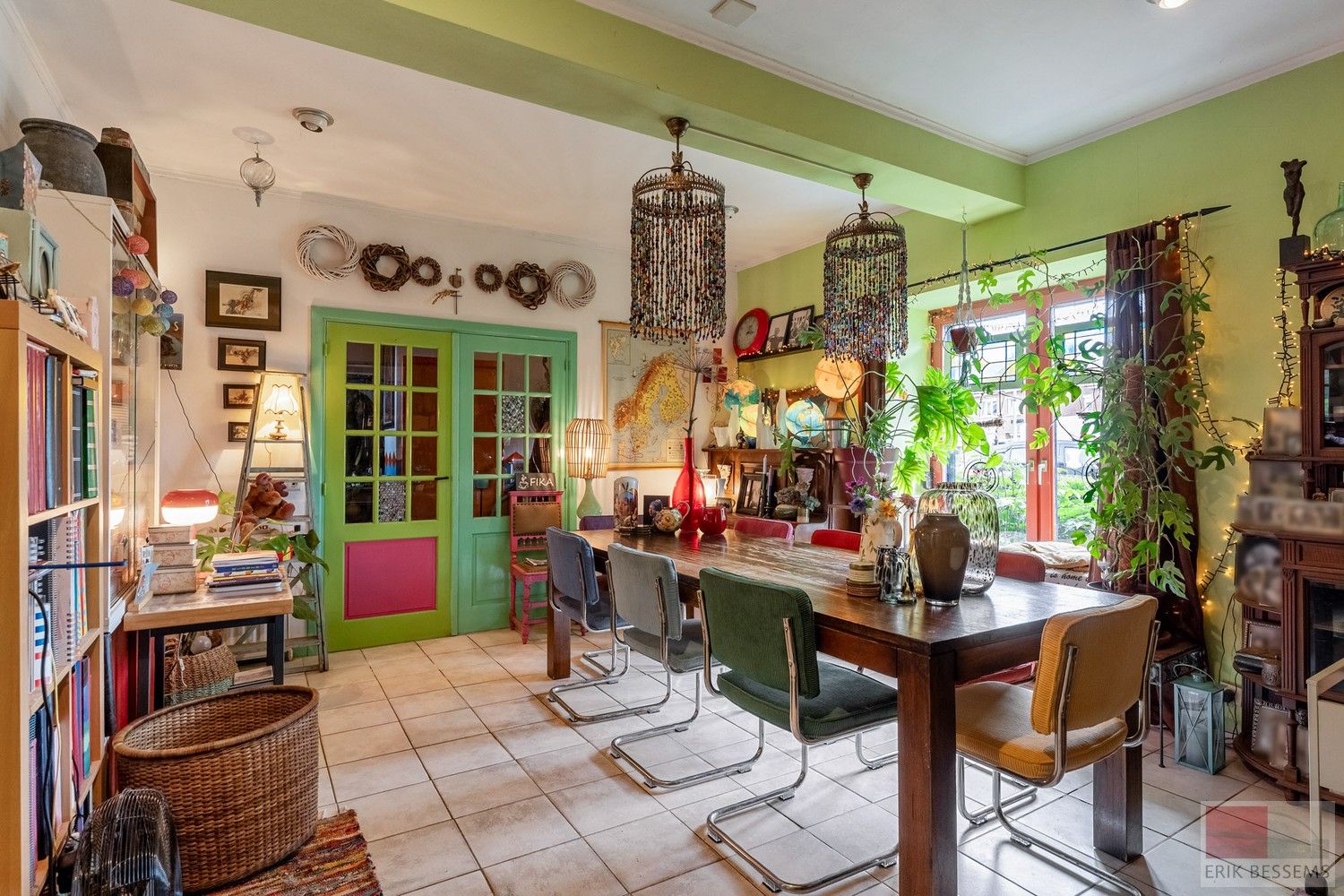 Unieke gesloten bebouwing met veel potentieel, deze ruime woning biedt een indrukwekkende woonoppervlakte van 306 m² foto 6