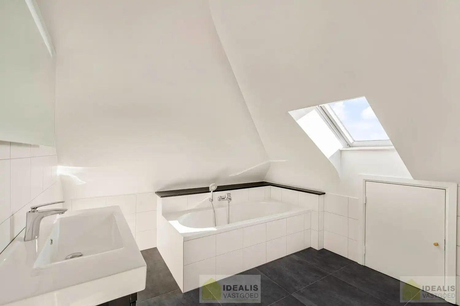 IDEALIS VASTGOED - PRACHTIG GERENOVEERD DUPLEXAPPARTEMENT IN HARTJE HAMONT! foto 40