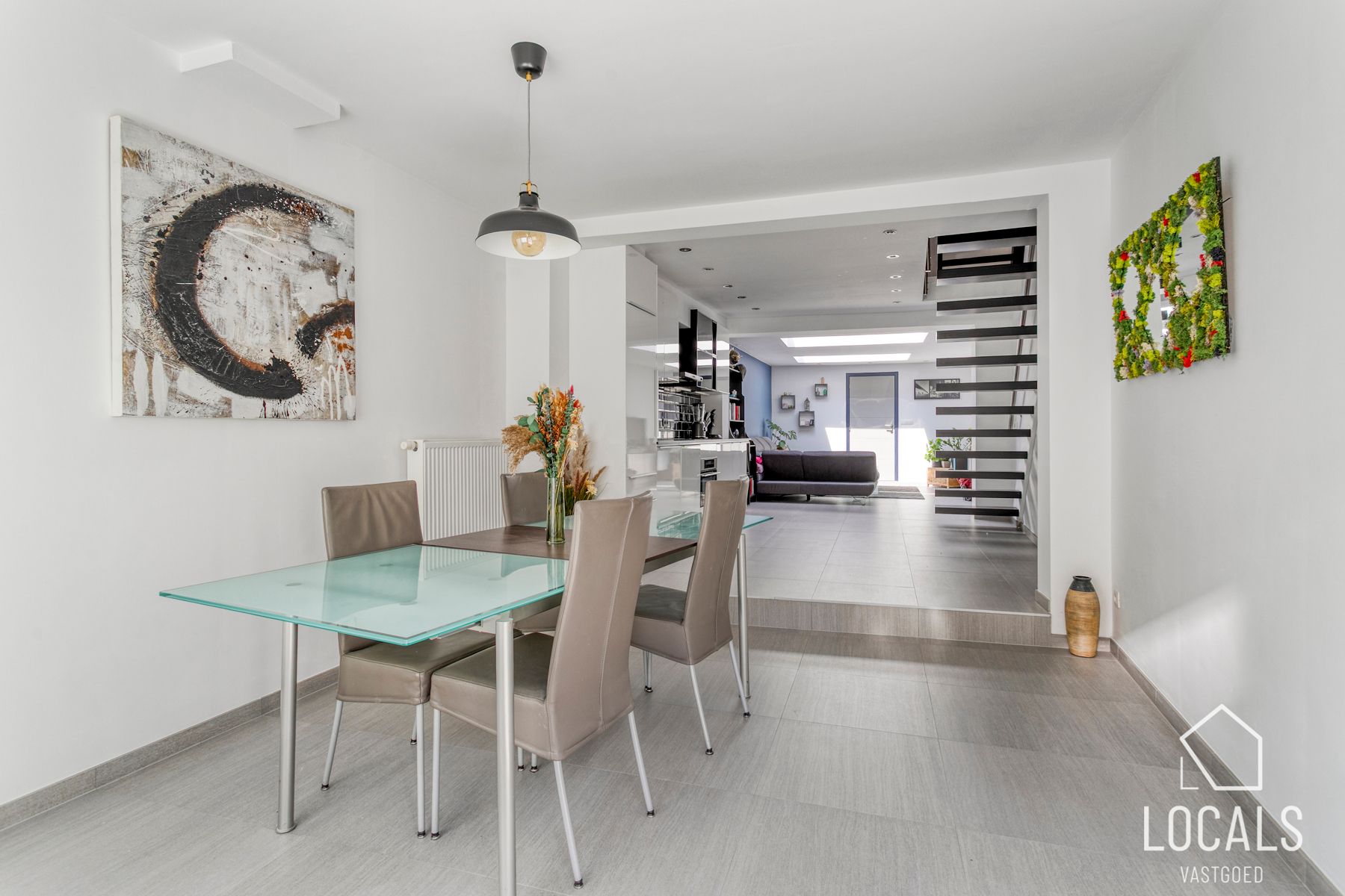 Mooie gerenoveerde woning met ruime garage in hartje Okegem foto 2