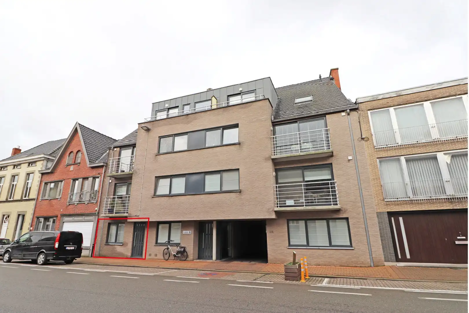 Gelijkvloers appartement met garage foto {{pictureIndex}}
