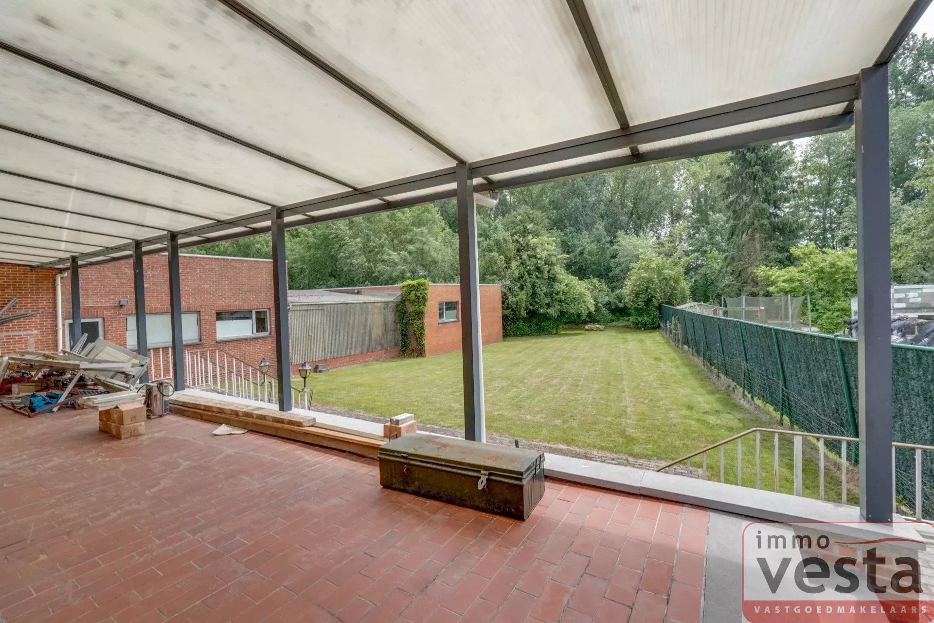 Ruime, op te knappen villa met handelsruimte foto 27