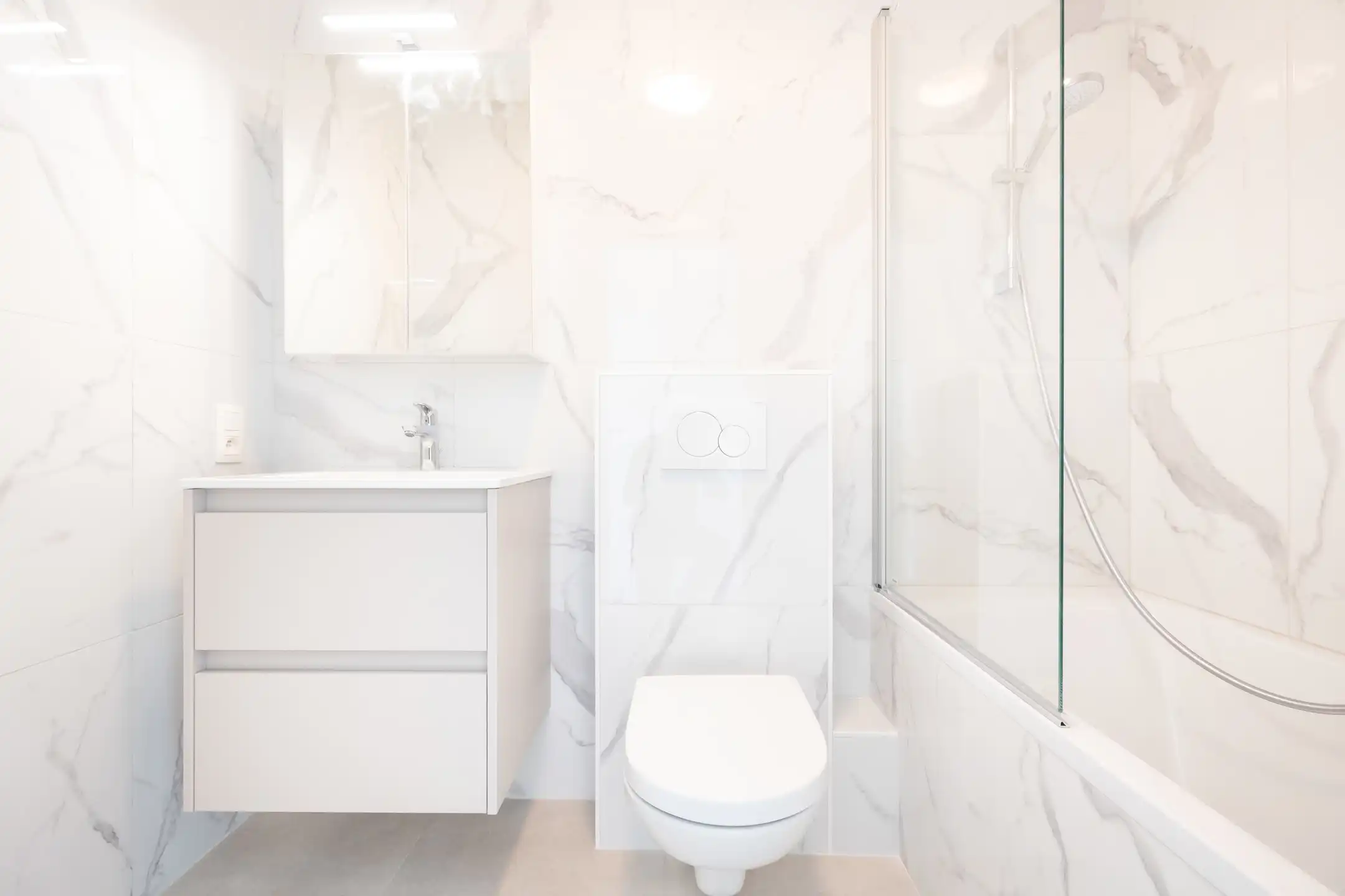 Mooie, zeer lichte studio foto 7