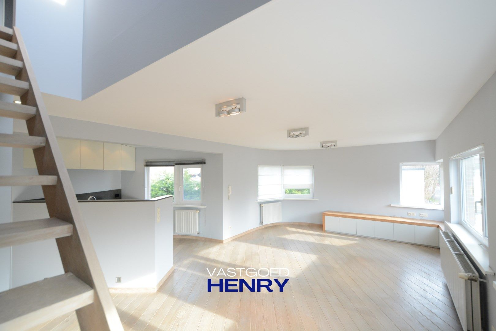 Duplex twee slaapkamer appartement met privé parkeerplaats inbegrepen! foto 4
