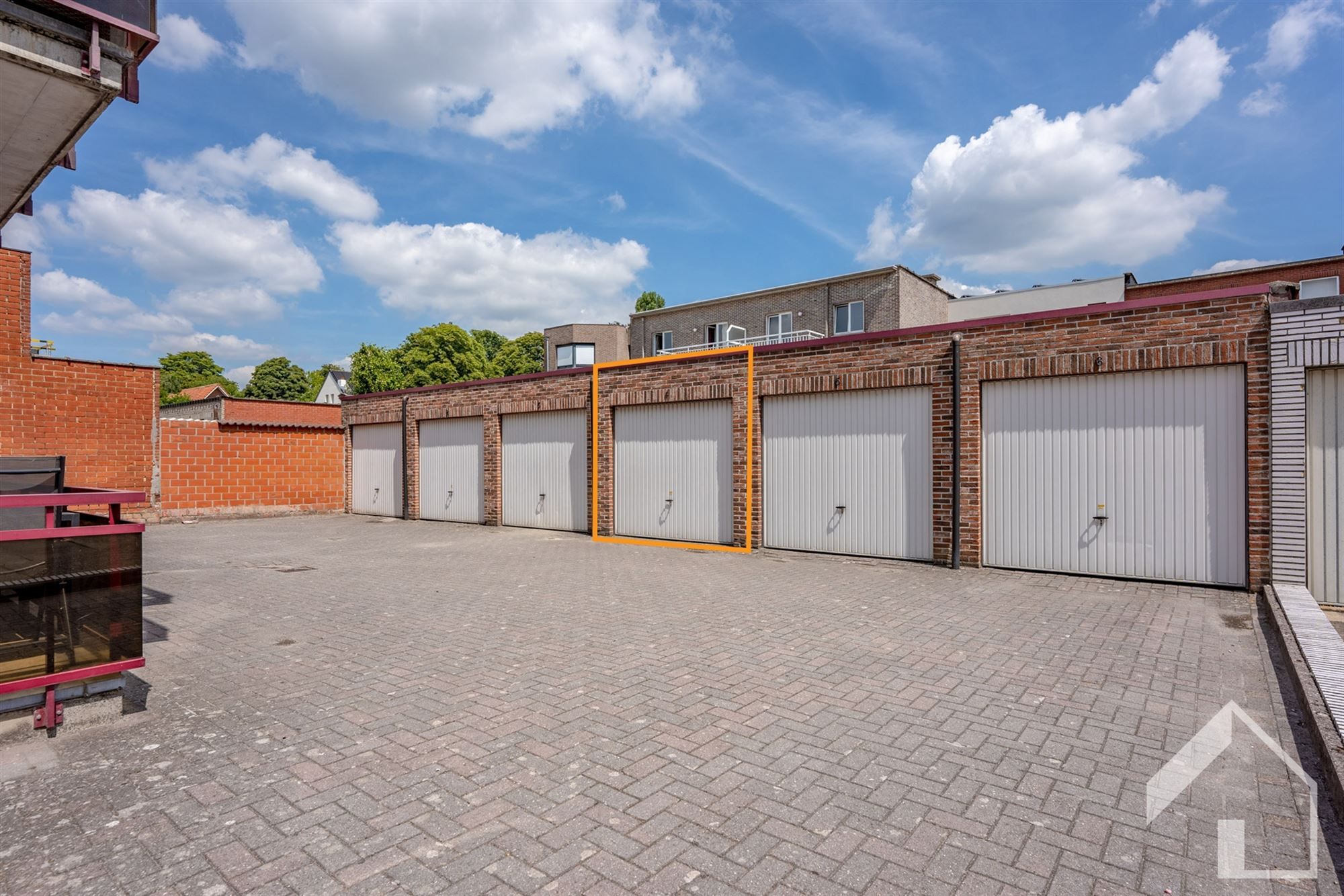 Gerenoveerd 2-slaapkamerappartement met garage foto 13