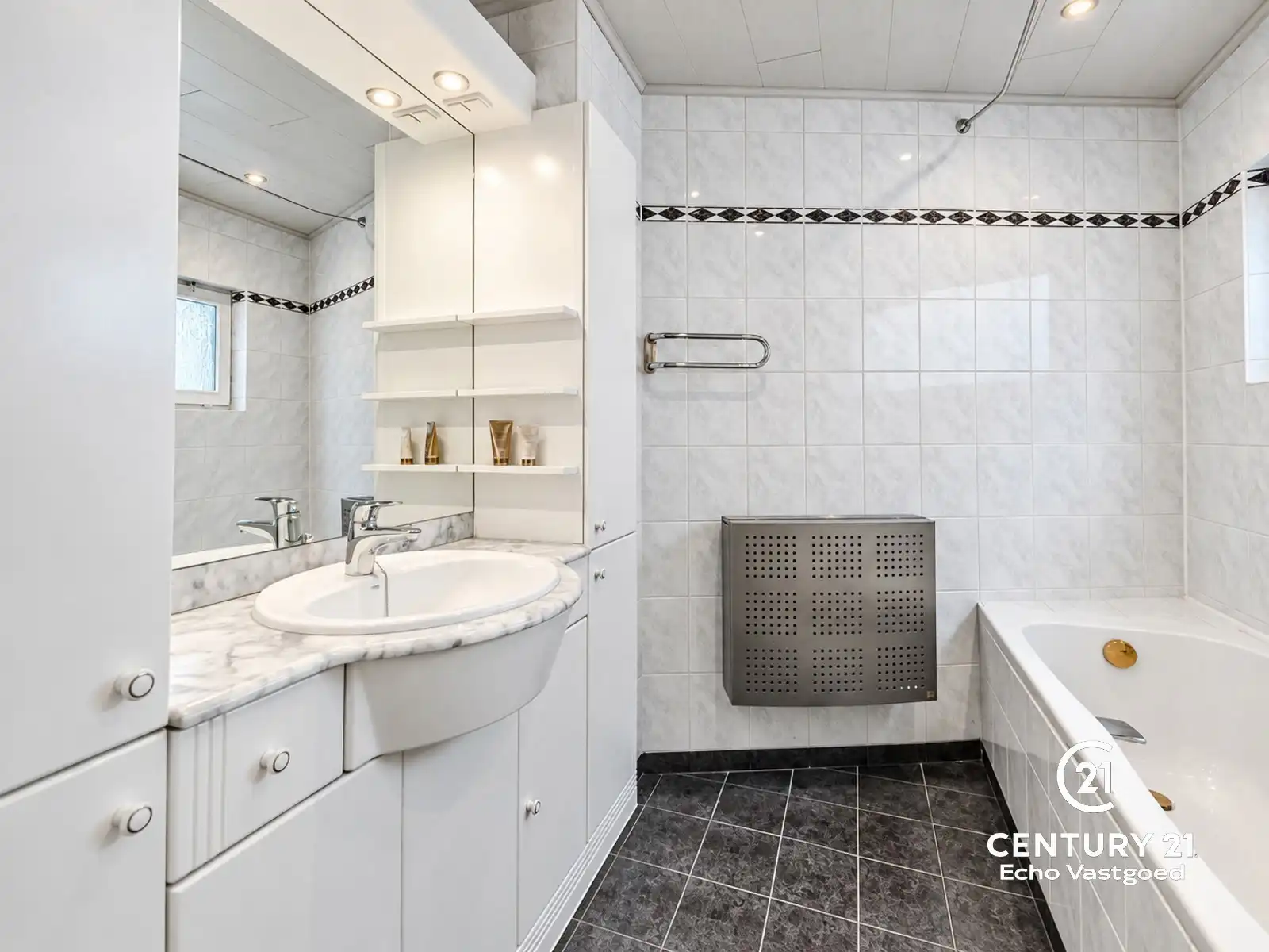Charmante op te frissen woning met tuintje op topligging! foto 15