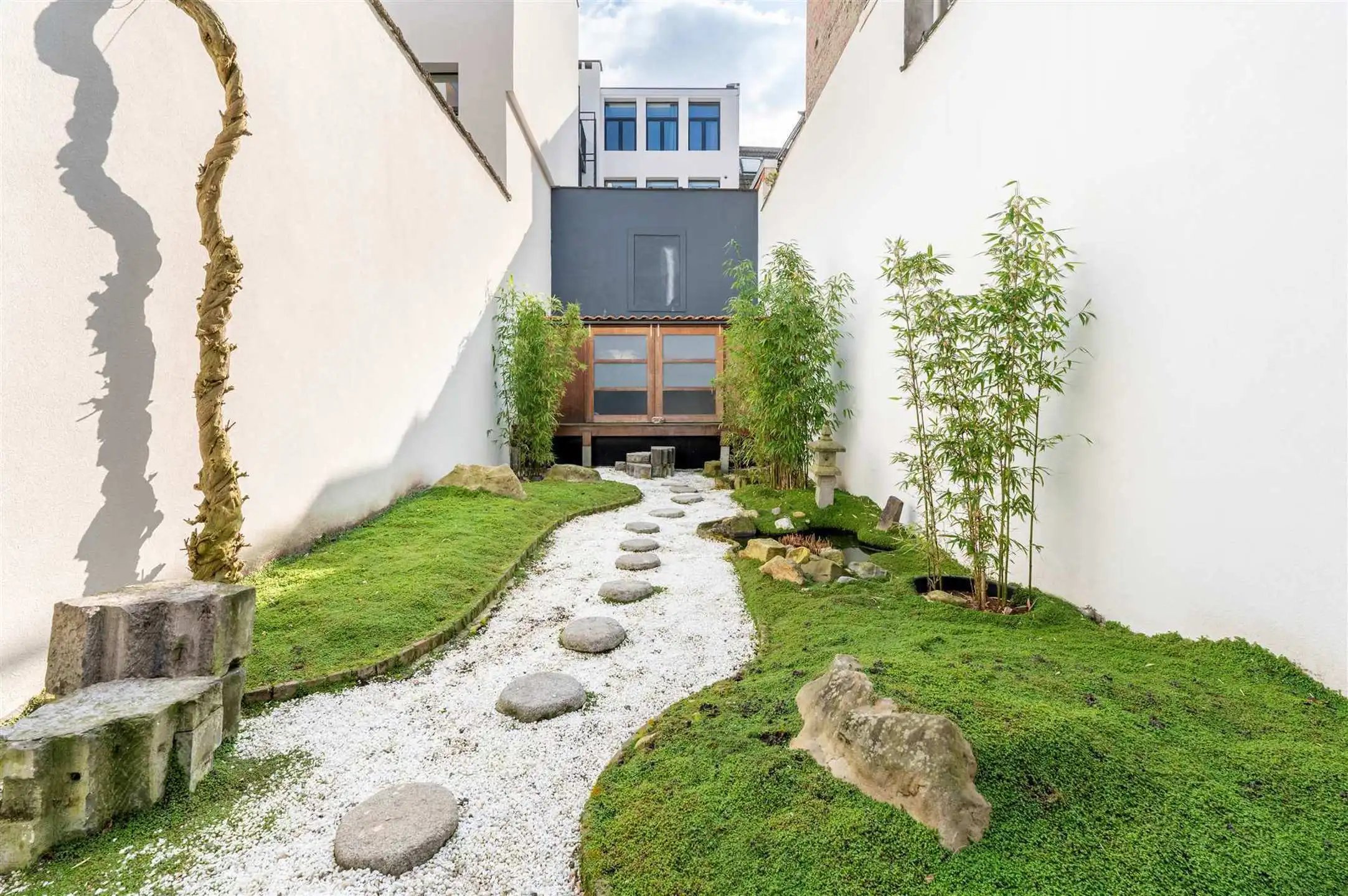 Herenhuis met zuidgerichte tuin en terras in het historisch centrum foto {{pictureIndex}}