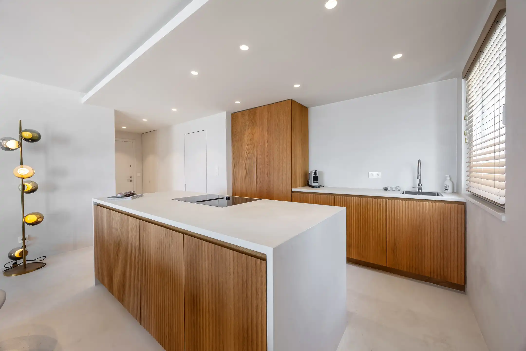 Luxueus gerenoveerd hoekdakappartement met frontaal zeezicht foto 16