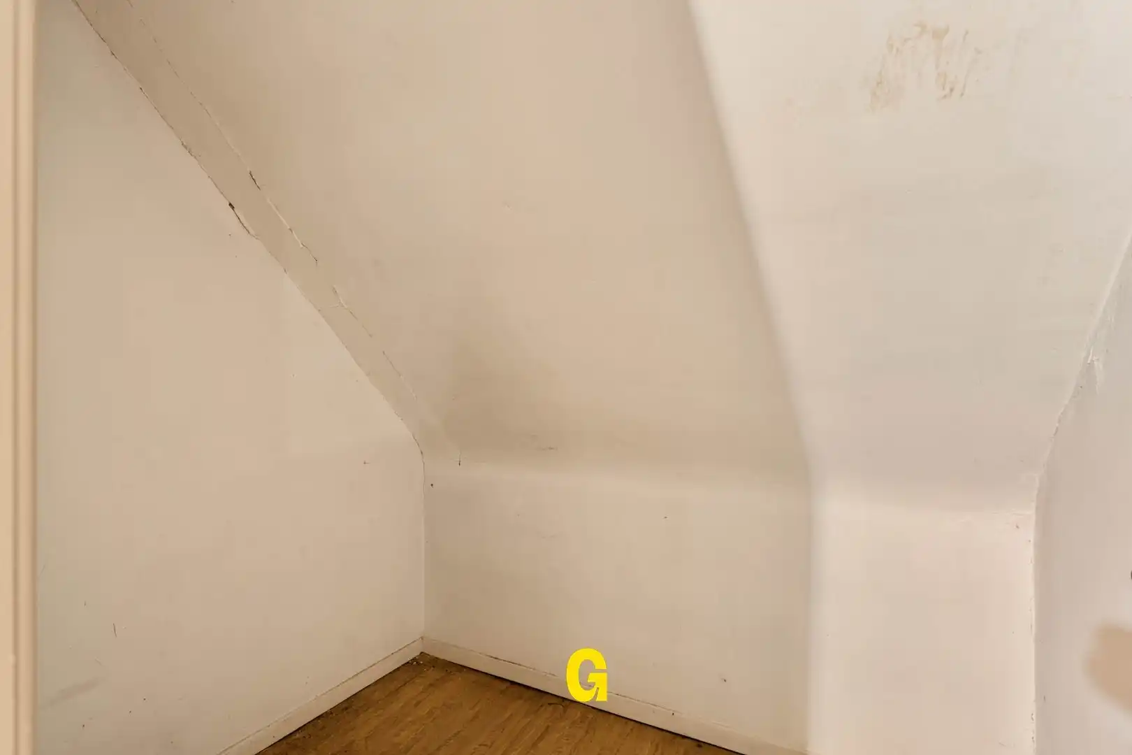 Te renoveren doch verzorgde halfopen woning met vier slaapkamers op 6a 43ca foto 18