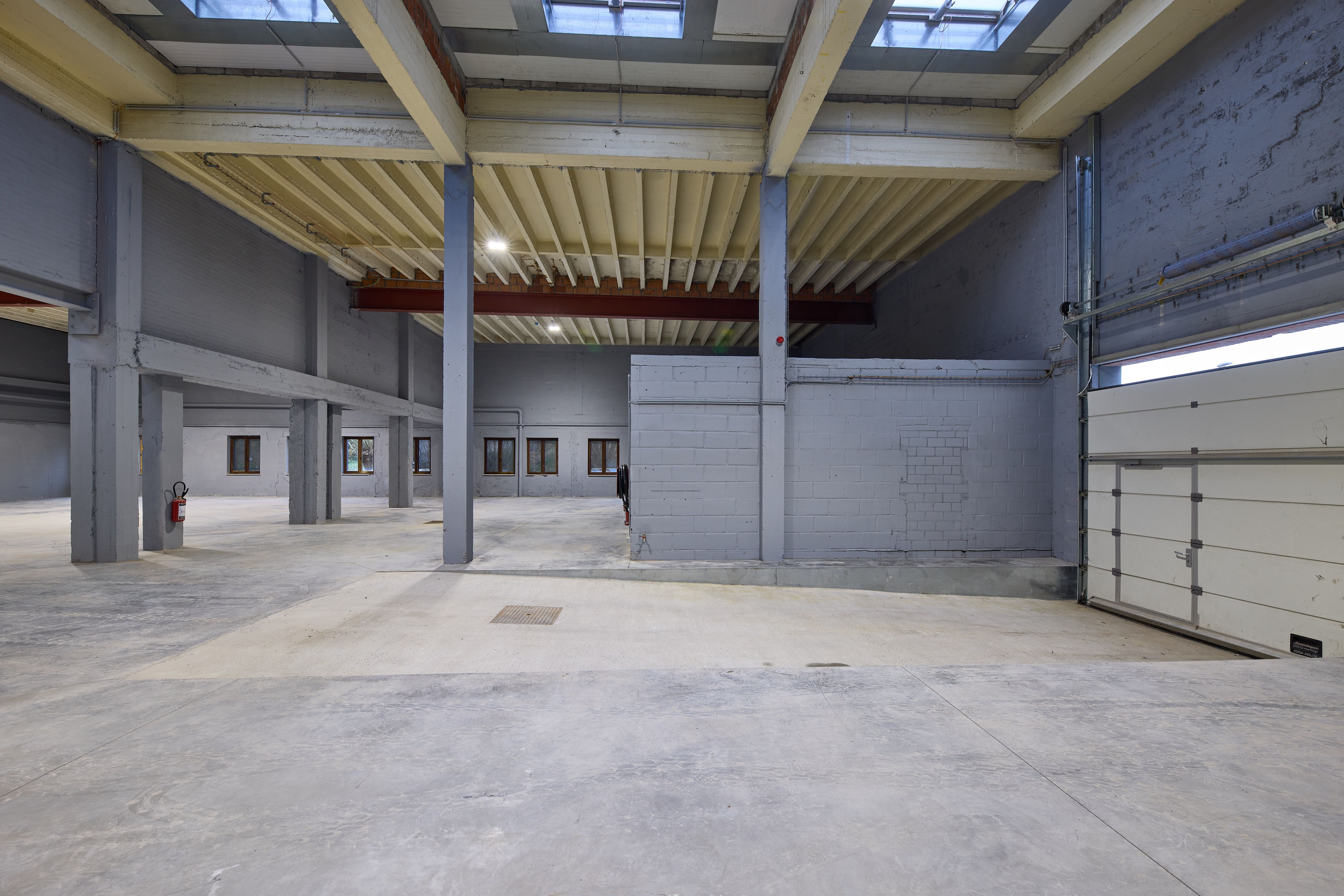 GERENOVEERDE MAGAZIJNUNIT 1200 M2 foto 4