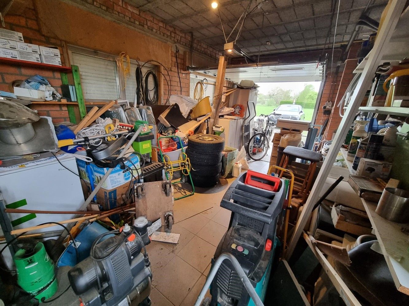 Zeer ruime woning, ideaal voor groot gezin met 6 slks, 2 woonkamers, 2 keukens, garage en groot bijgebouw. foto 18
