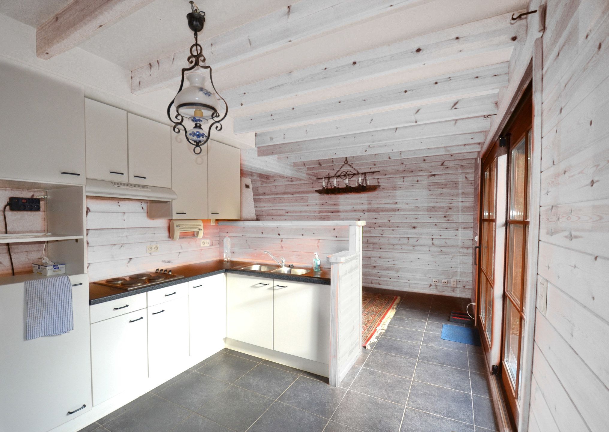 Ruime woning met veel grond foto 9