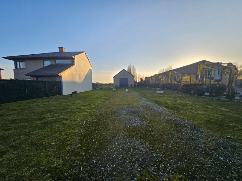 Te koop te Lichtervelde bouwgrond van +/- 903 m² voor een half open bebouwing foto {{pictureIndex}}