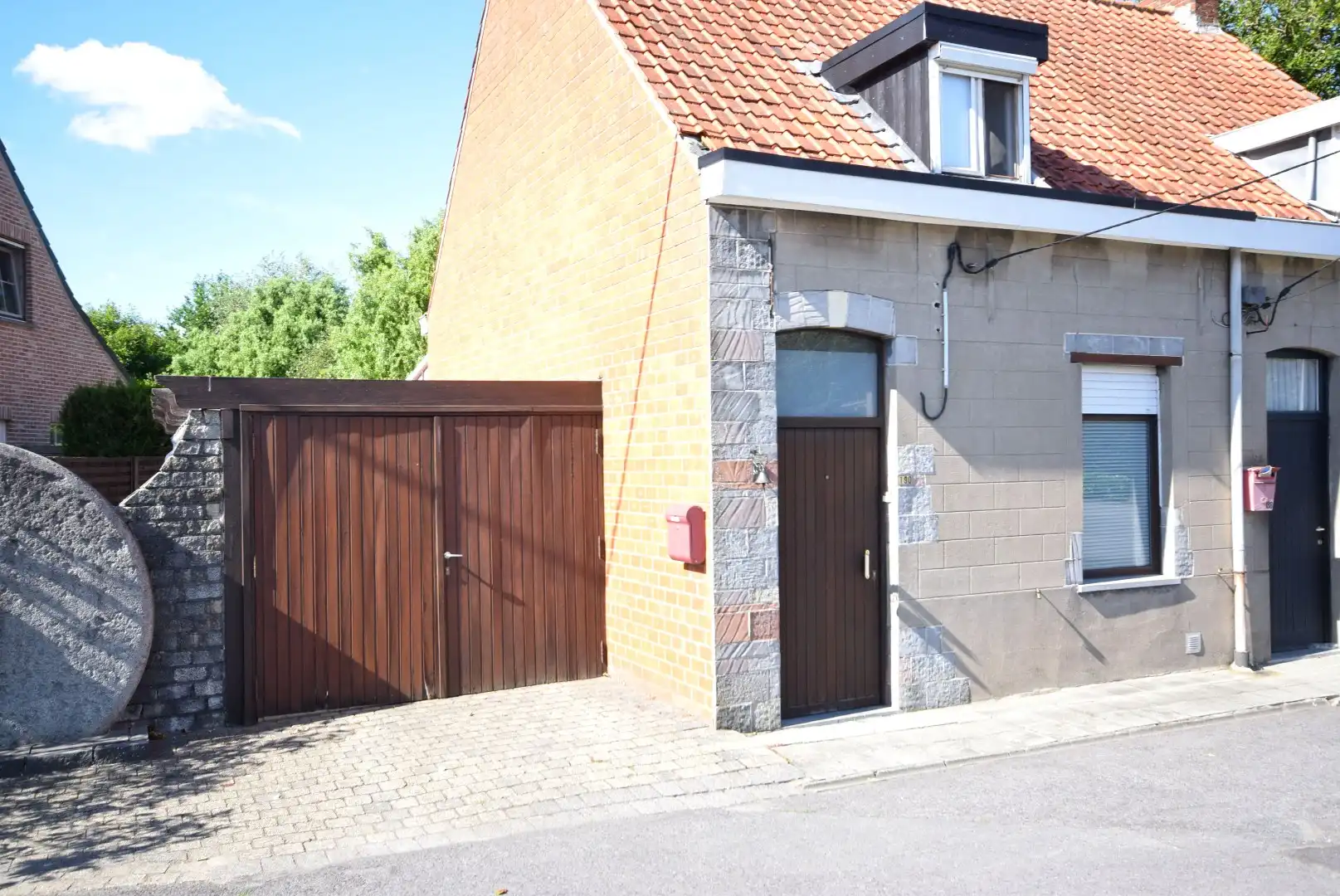 Hoofdfoto van de publicatie: Charmante halfopen starterswoning met tuin en carport nabij het centrum van Roeselare