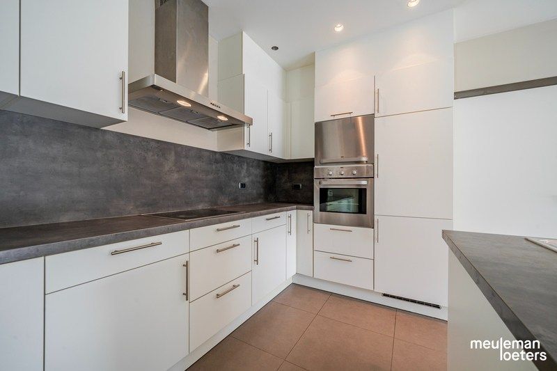 Eigentijdse woning met garage en beroepsgedeelte foto 7