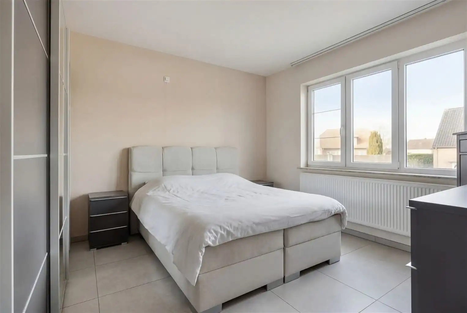 Zeer ruim, gelijkvloers appartement met 3 slaapkamers, tuin, inpandige garage en extra parkeergelegenheden gelegen nabij het centrum van Maaseik. foto 8