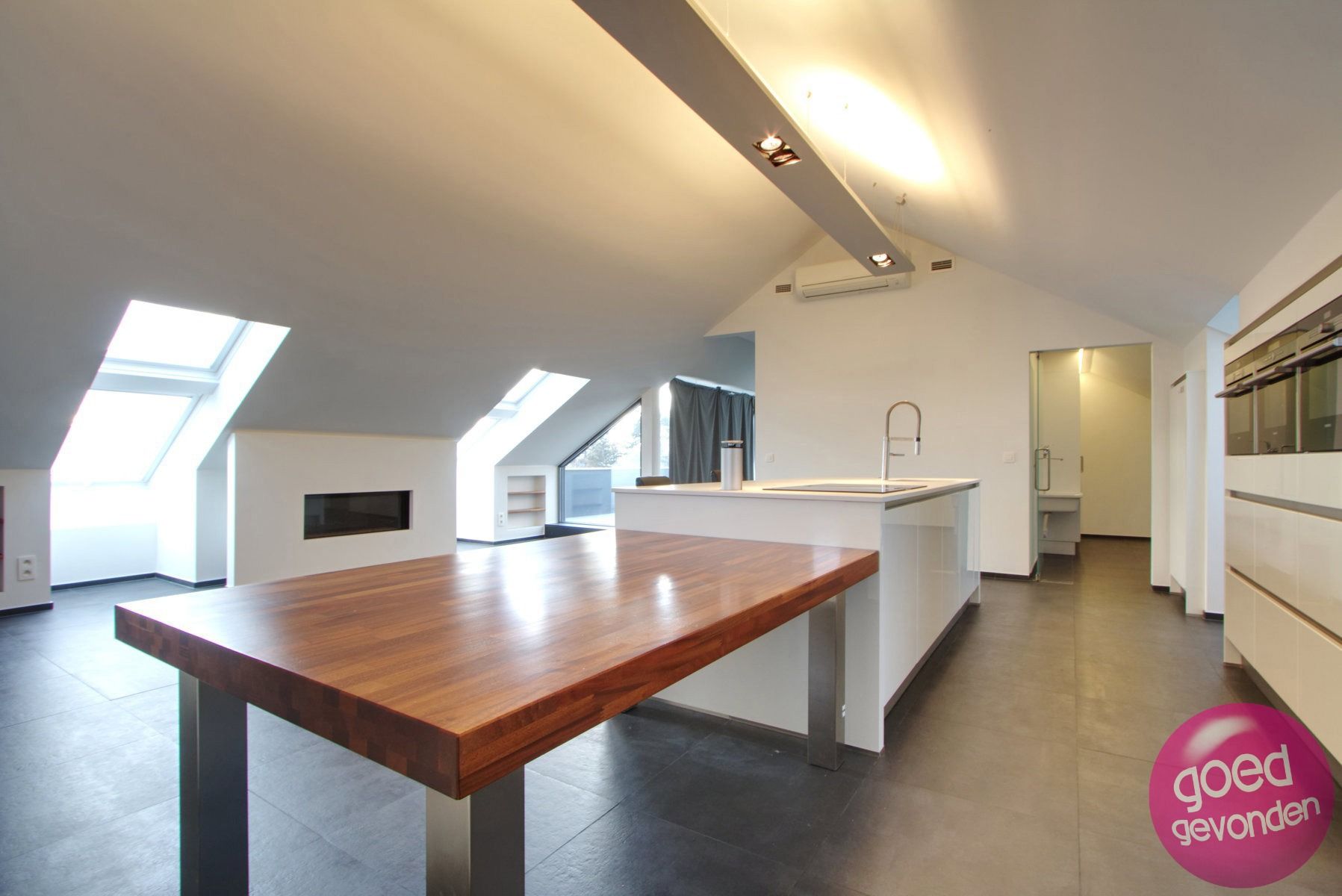 Erg ruim 2-slk app met terras en parking foto 4