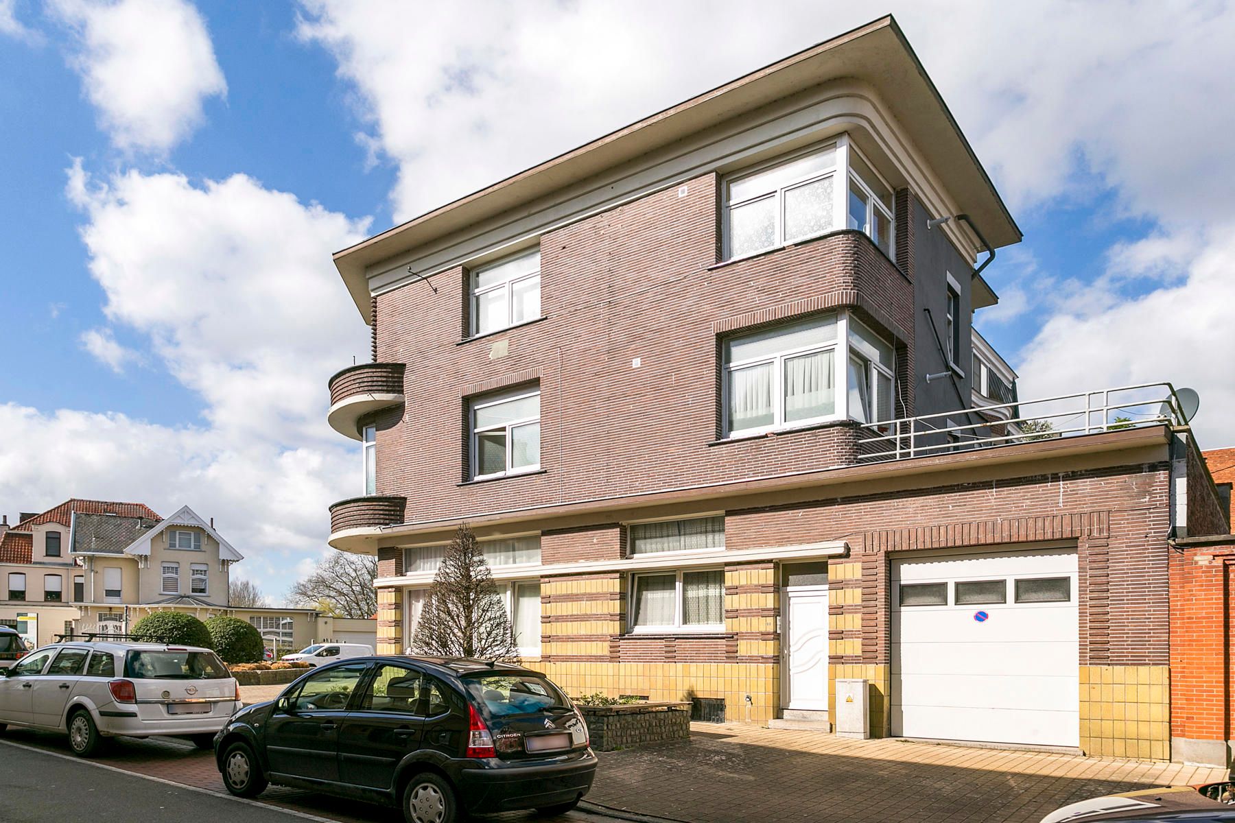 Karaktervol opbrengstgebouw op toplocatie in Ronse! foto 3