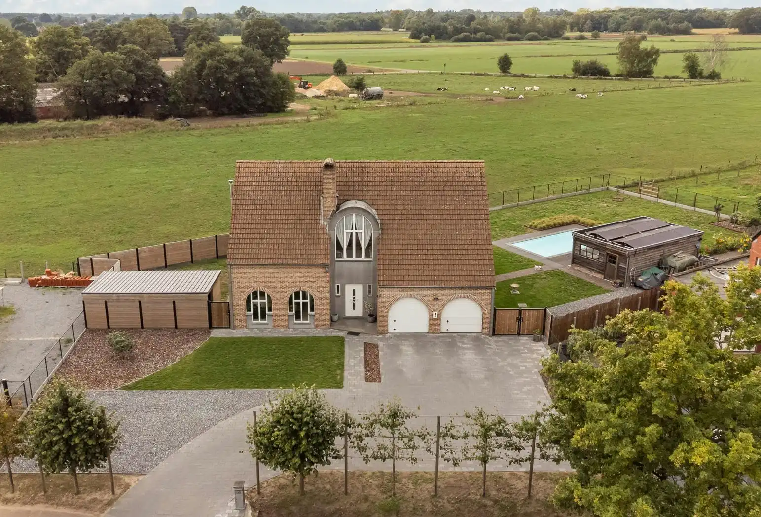 gerenoveerd huis met zwembad op 17 are te koop in Kasterlee foto {{pictureIndex}}