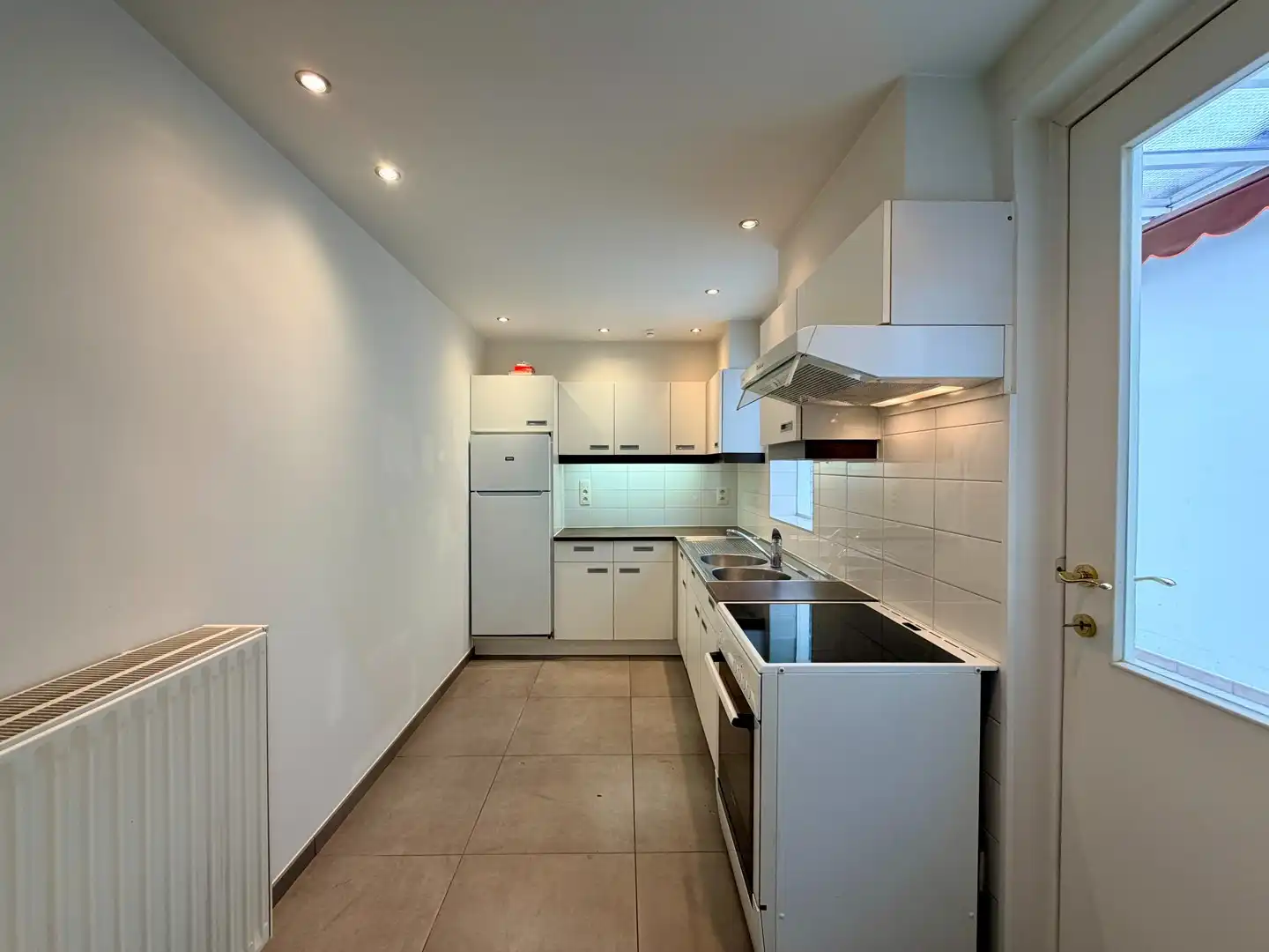 Instapklare woning met 2 slaapkamers en diepe tuin te Roeselare! foto {{pictureIndex}}