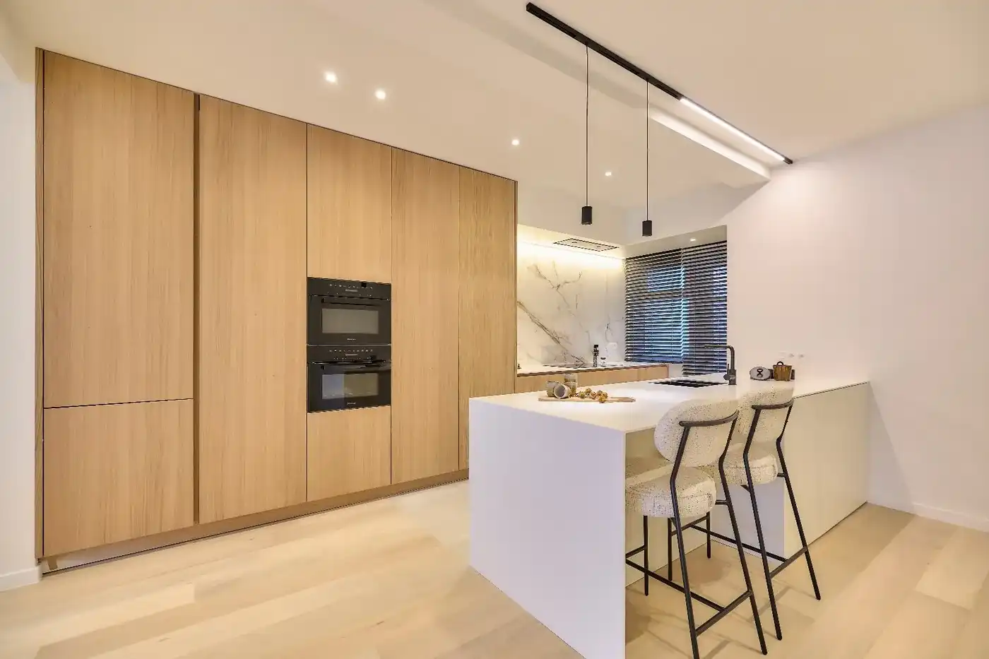 Volledig gerenoveerd 4 slk appartement met zijdelings zeezicht op een zeer centrale ligging  foto 3