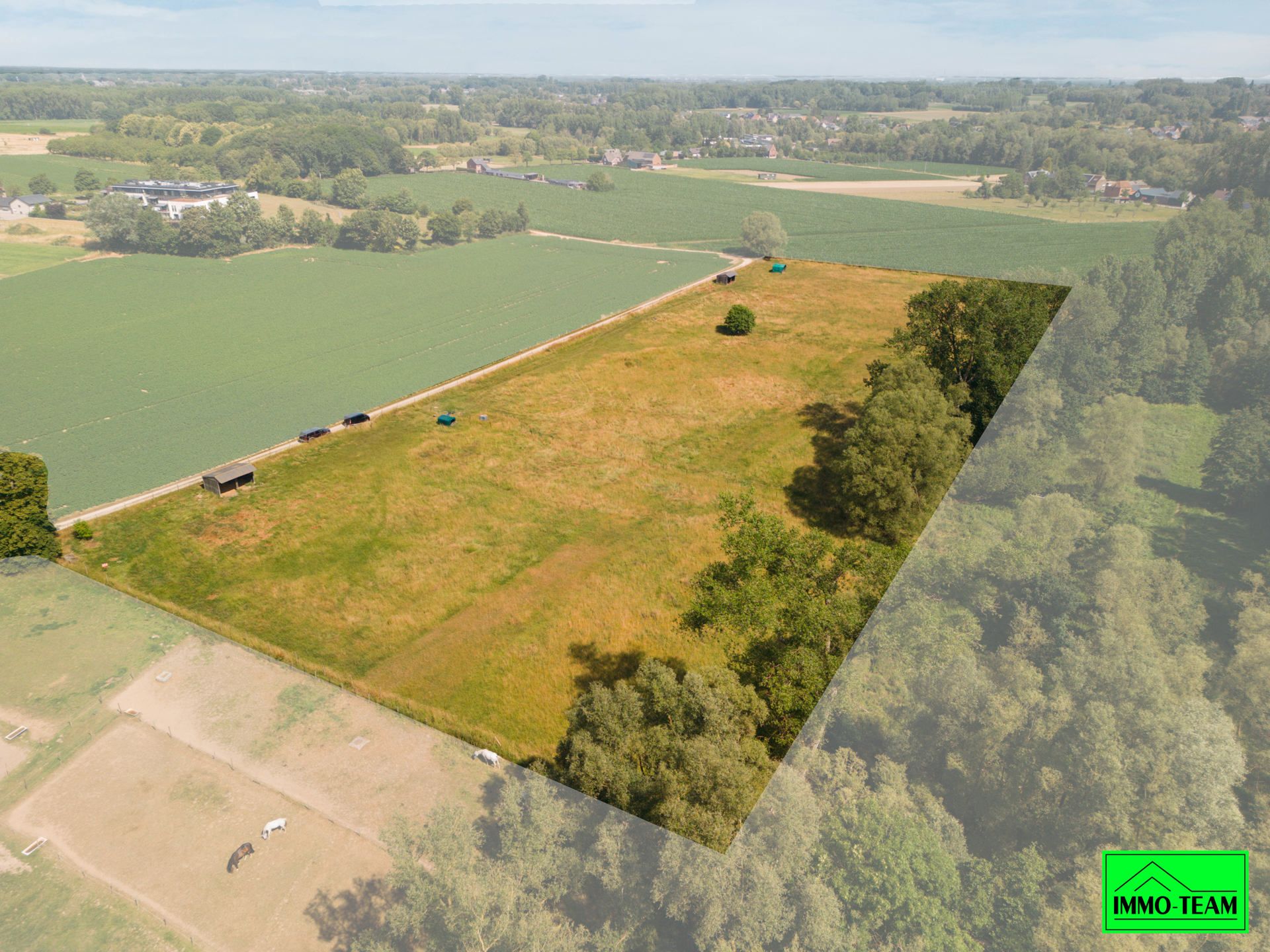 2,7ha Omheinde weide met schuilstallen, Ideaal voor paarden foto {{pictureIndex}}