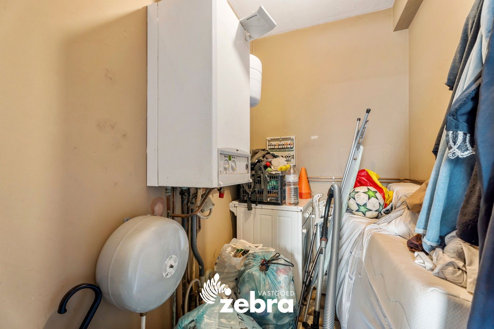 Licht op te frissen appartement op een centrale ligging te Roeselare! foto 8