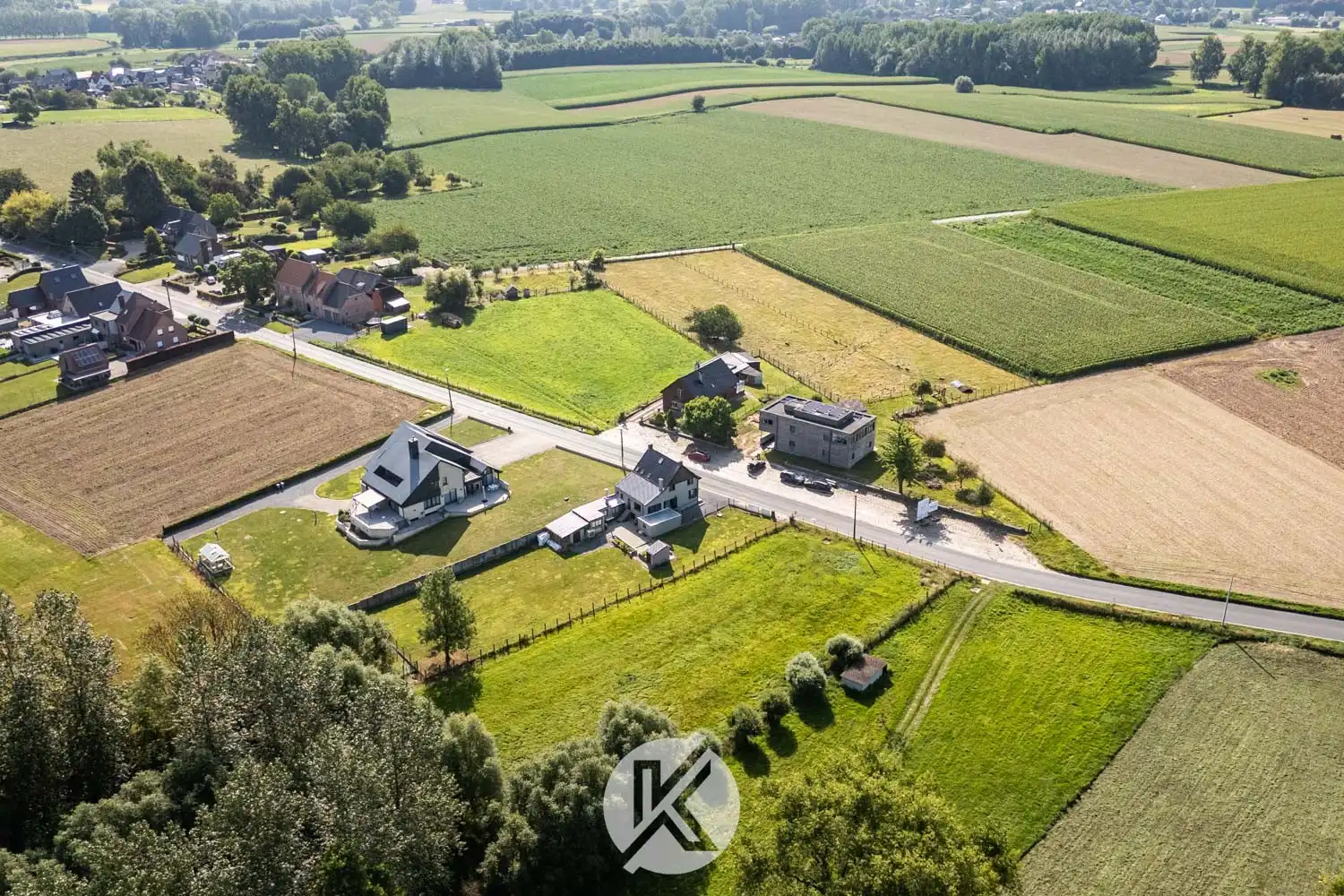 Robuuste woning met omliggende weides foto 11