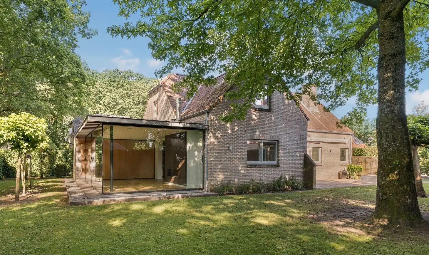 Rustig wonen aan de Borggravevijvers – Hedendaagse gezinswoning met 3 slaapkamers en dubbele inpandige garage foto {{pictureIndex}}