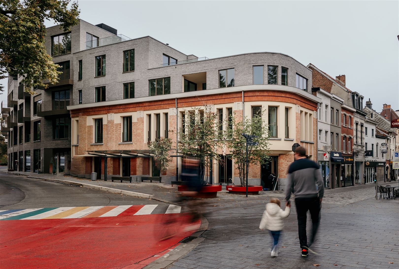 NOA'H - Moduleerbare ruimtes aan bushalte zijn gelegen in het centrum van Halle op een zichtlocatie, langs het vernieuwde Elisabethpark foto {{pictureIndex}}