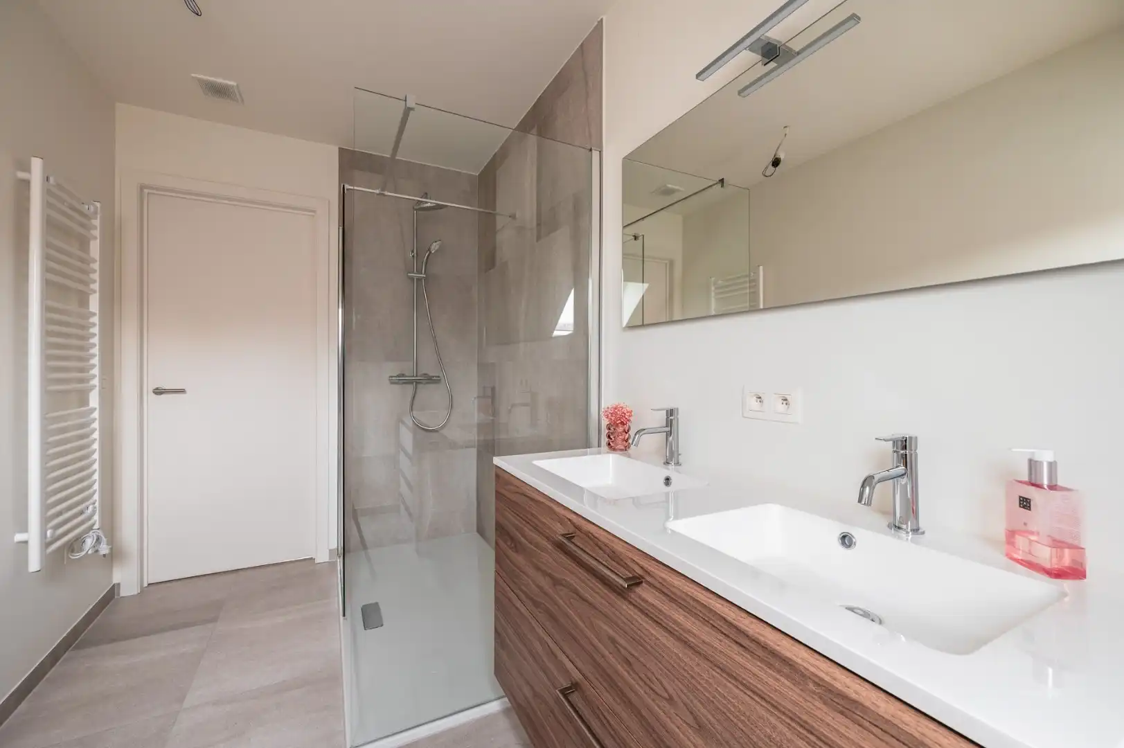 BEN appartement met aangenaam terras, 2 slks, autostaanplaats en direct instapklaar. foto 12