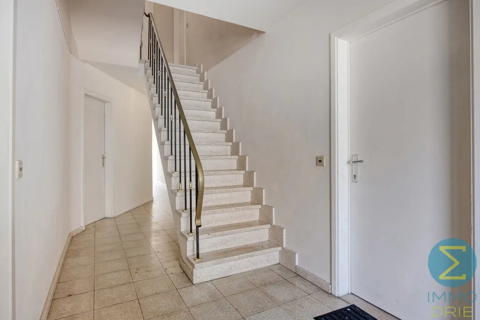Opbrengsteigendom met 3 verhuurde appartementen en garages foto 4