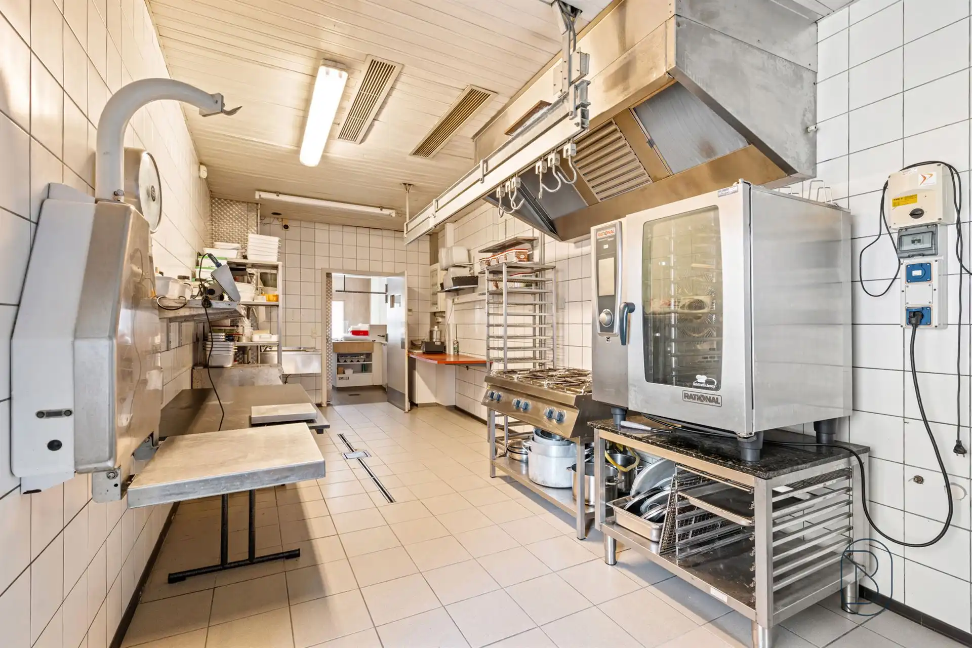 Unieke combinatie van wonen en werken in Sint-Eloois-Vijve! foto 6