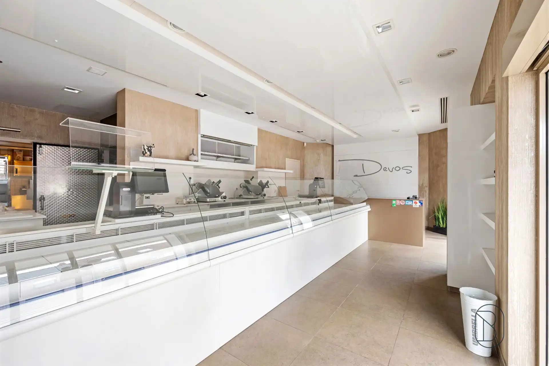 Unieke combinatie van wonen en werken in Sint-Eloois-Vijve! foto 6