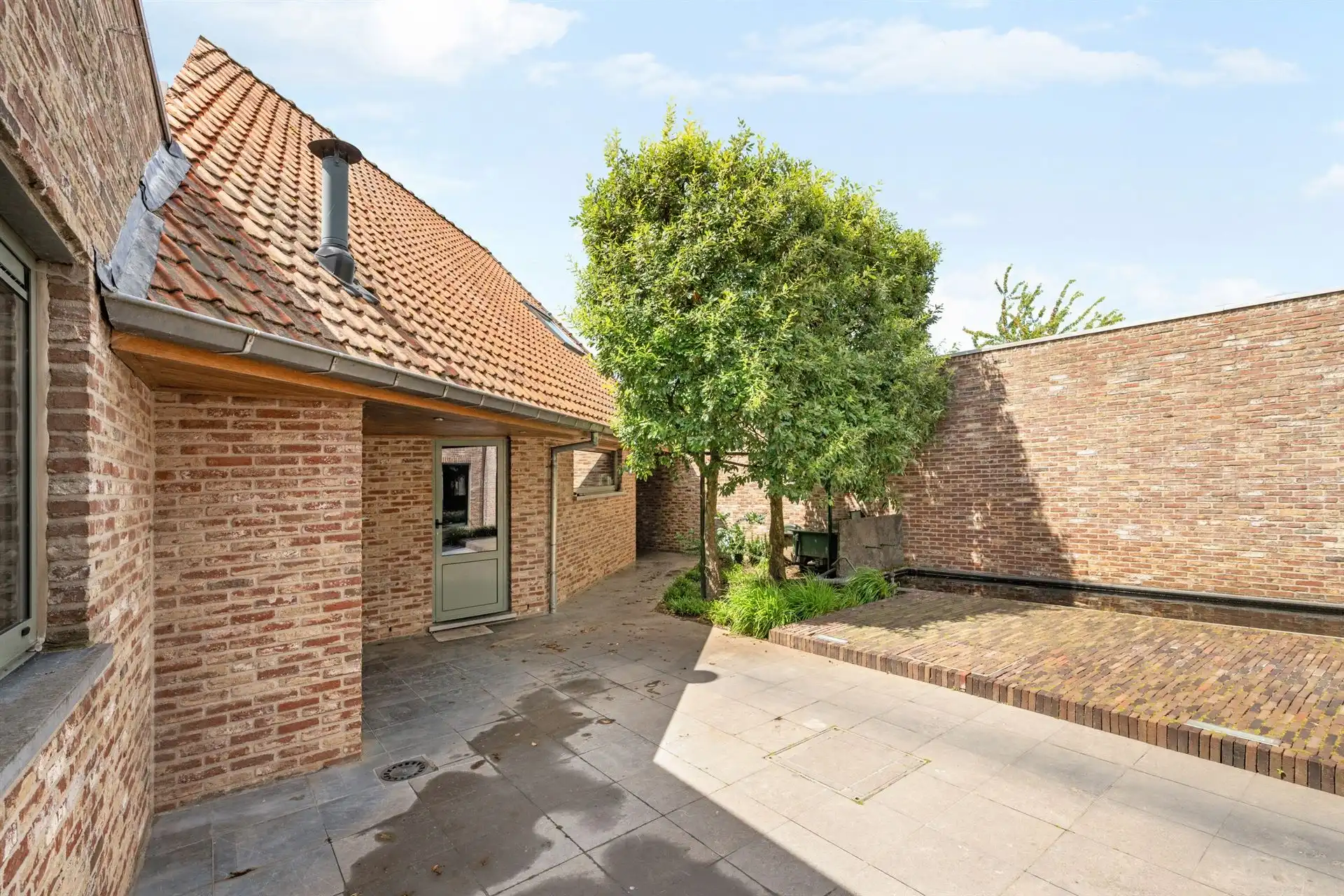 Unieke combinatie van wonen en werken in Sint-Eloois-Vijve! foto 4