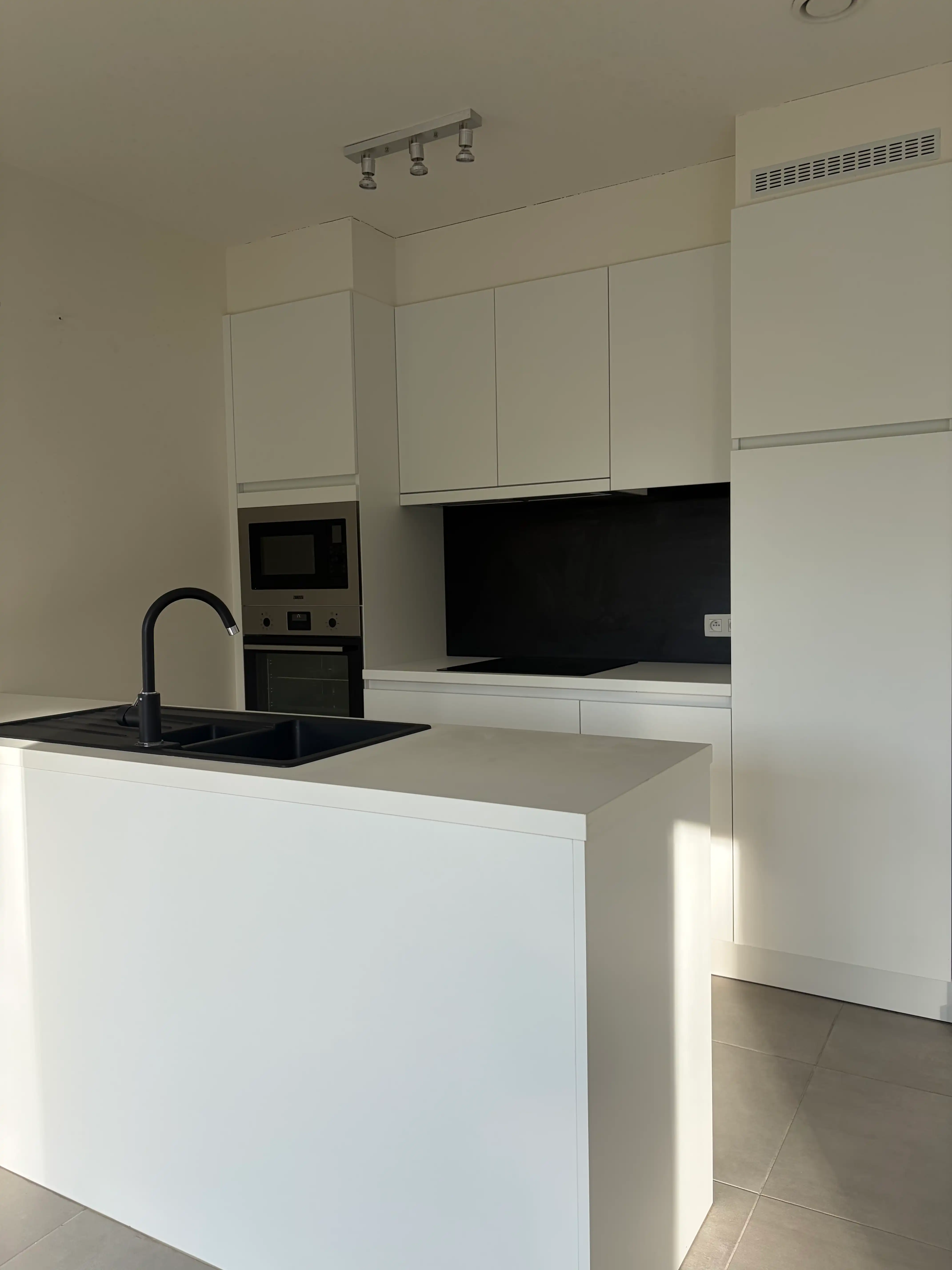 Ruim en lichtrijk 2-slaapkamerappartement met terras, extra brede staanplaats en berging! foto 7