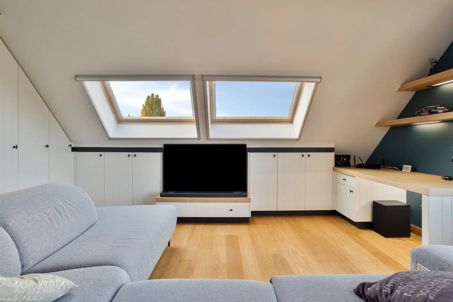 Instapklaar appartement met 2 slpk's, terras, garage en berging! foto 3