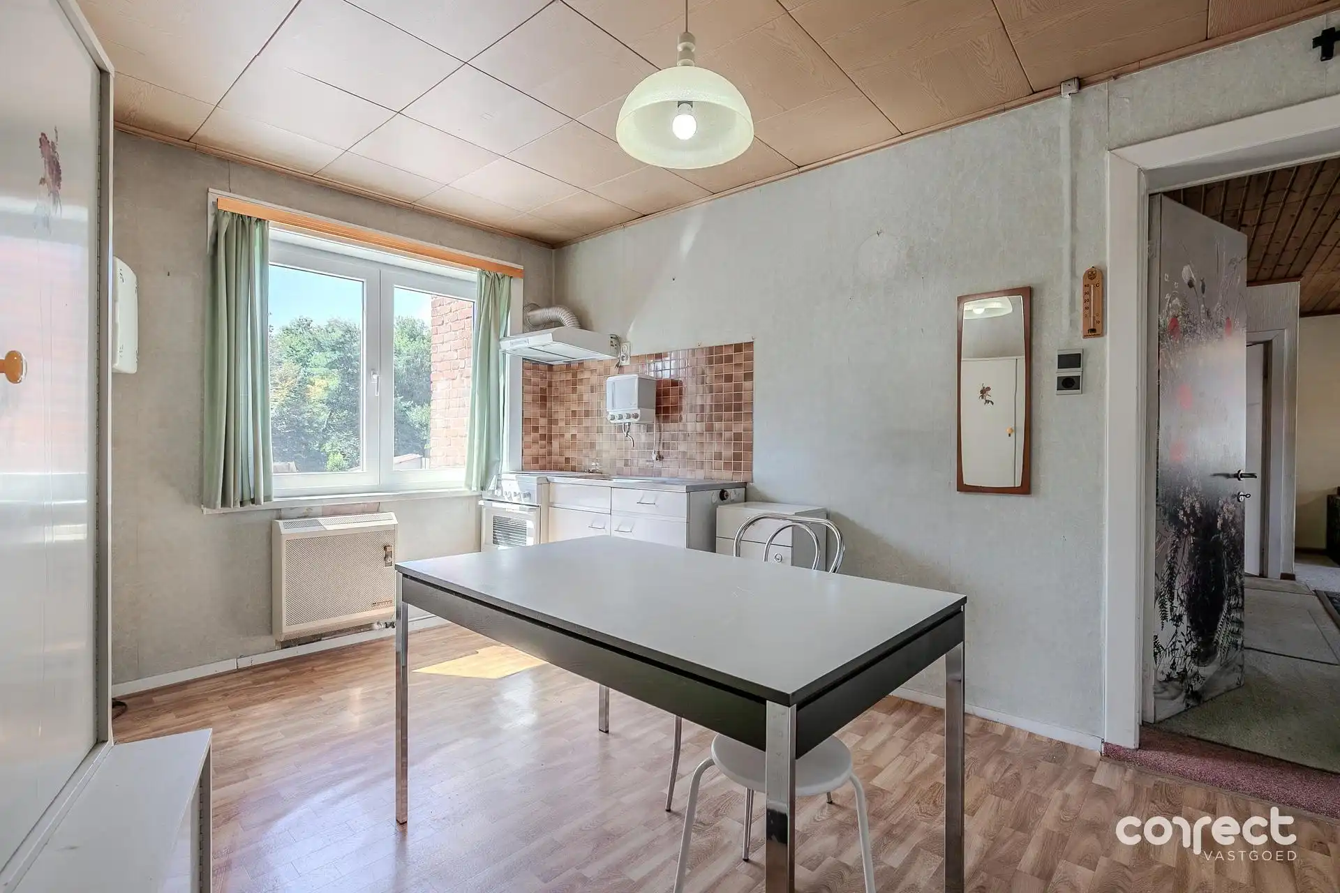 Centraal gelegen, verzorgde solide woning op een groot perceel. foto 9