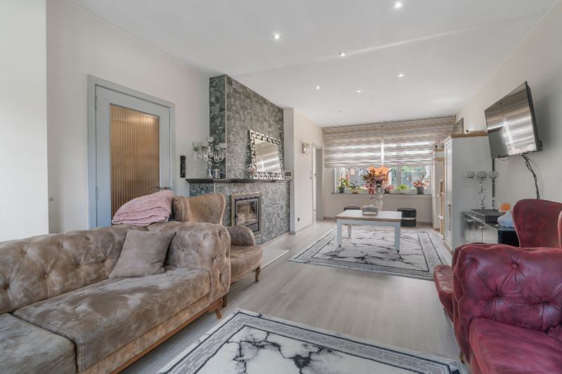 Woning met ruime tuin - dubbele garage achteraan! foto 3