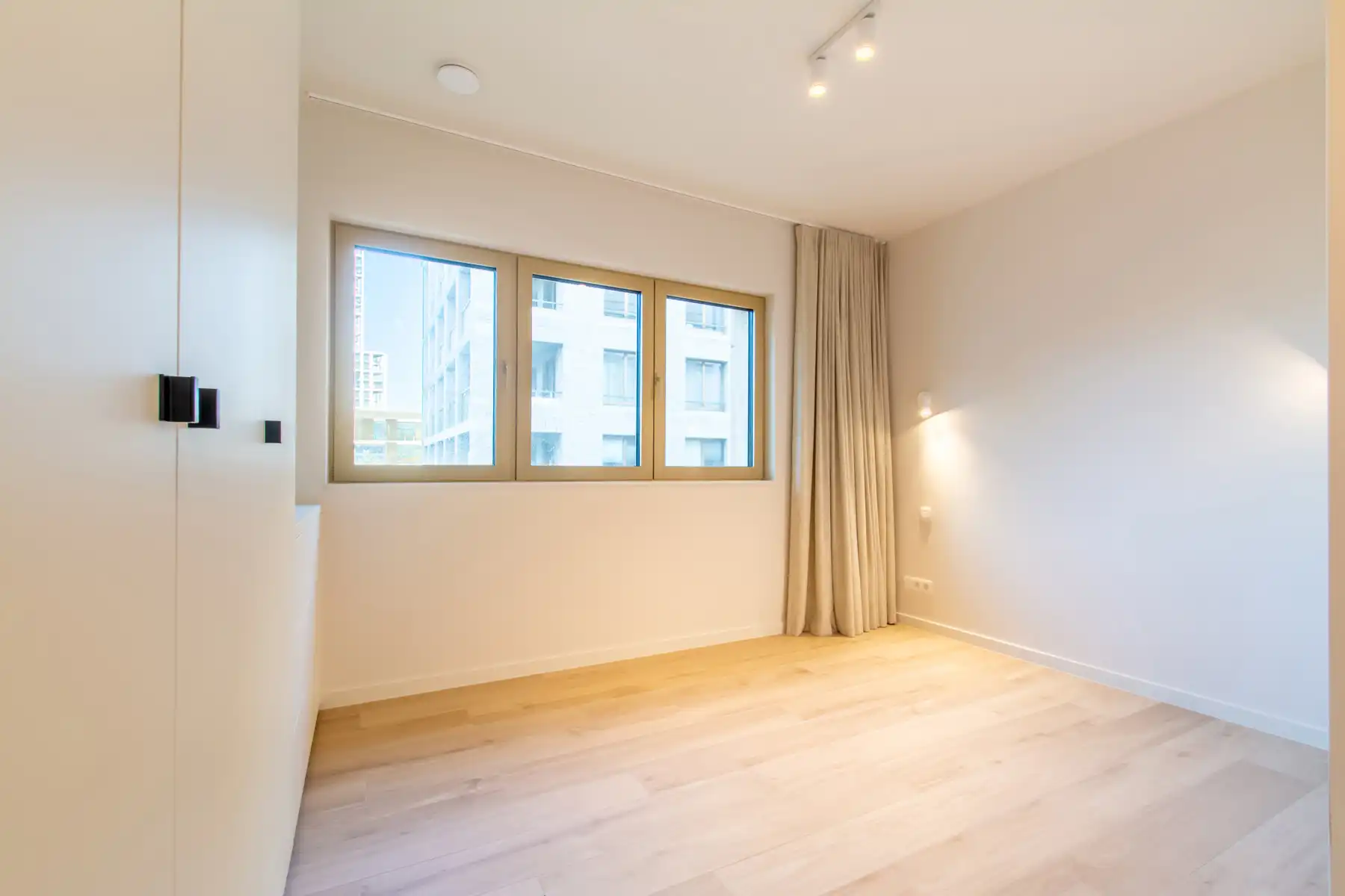 Ongemeubeld 3 slpk app. met mooi terrras foto 9