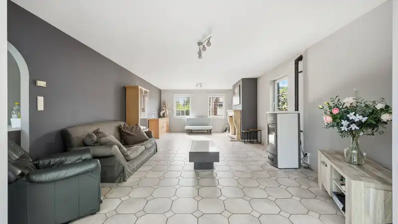 Villa van 265m² op 15 are met kantoor-praktijkruimte van 25m² en 3 slaapkamers foto 11