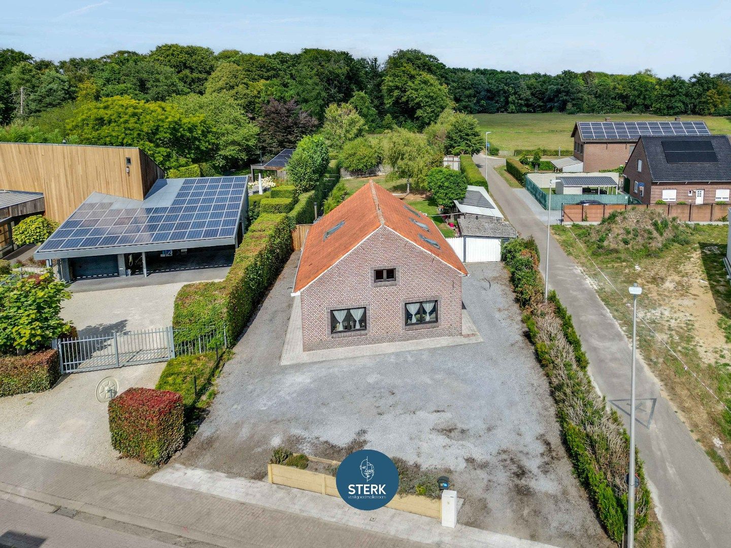 RUIME GEZINSWONING OP EEN MOOI PERCEEL VAN 14A 35CA TE LANAKEN !  foto {{pictureIndex}}