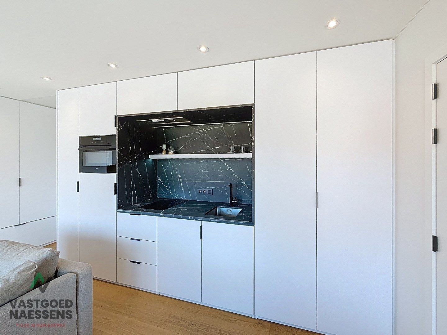 SCHITTEREND VERNIEUWDE STUDIO MET SLAAPHOEK VLAKBIJ ZEEDIJK  foto 5