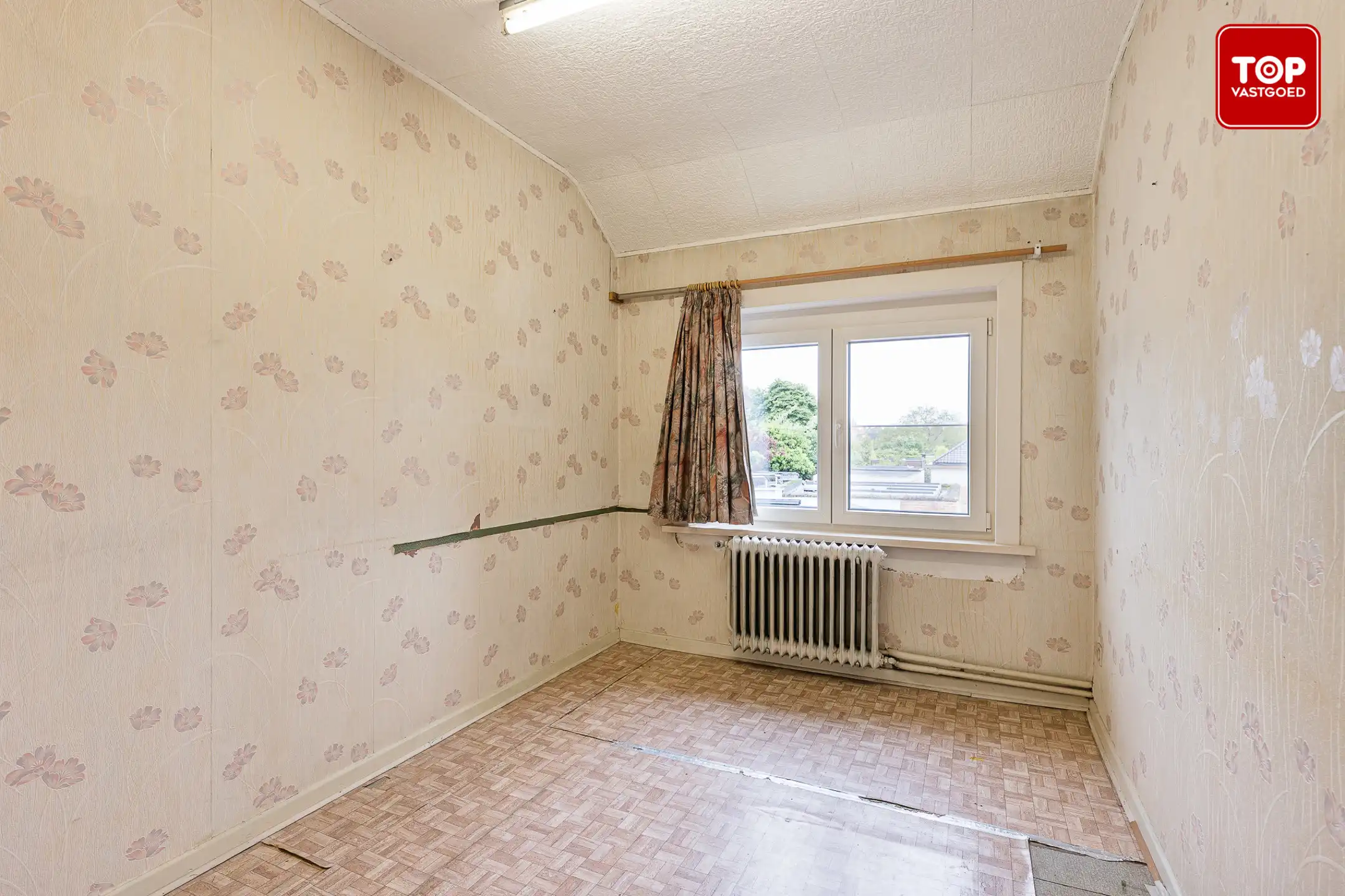 Op te frissen half open bebouwing met 3 slaapkamers, tuin en garage.  foto 13