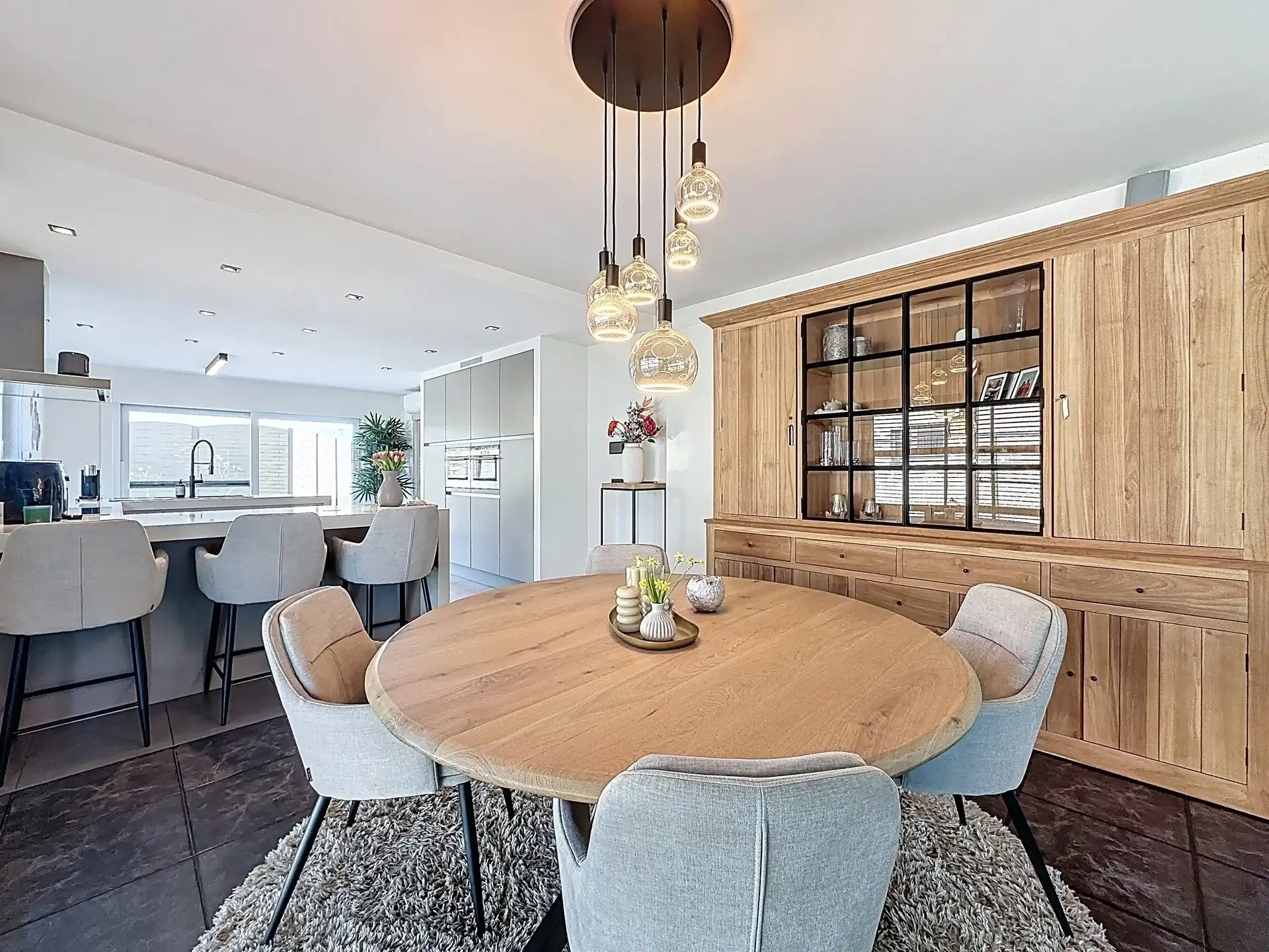 Ruime, luxueuze open bebouwing met 4 slaapkamers, 2 badkamers en garage op een perceel van 741m².  foto 4