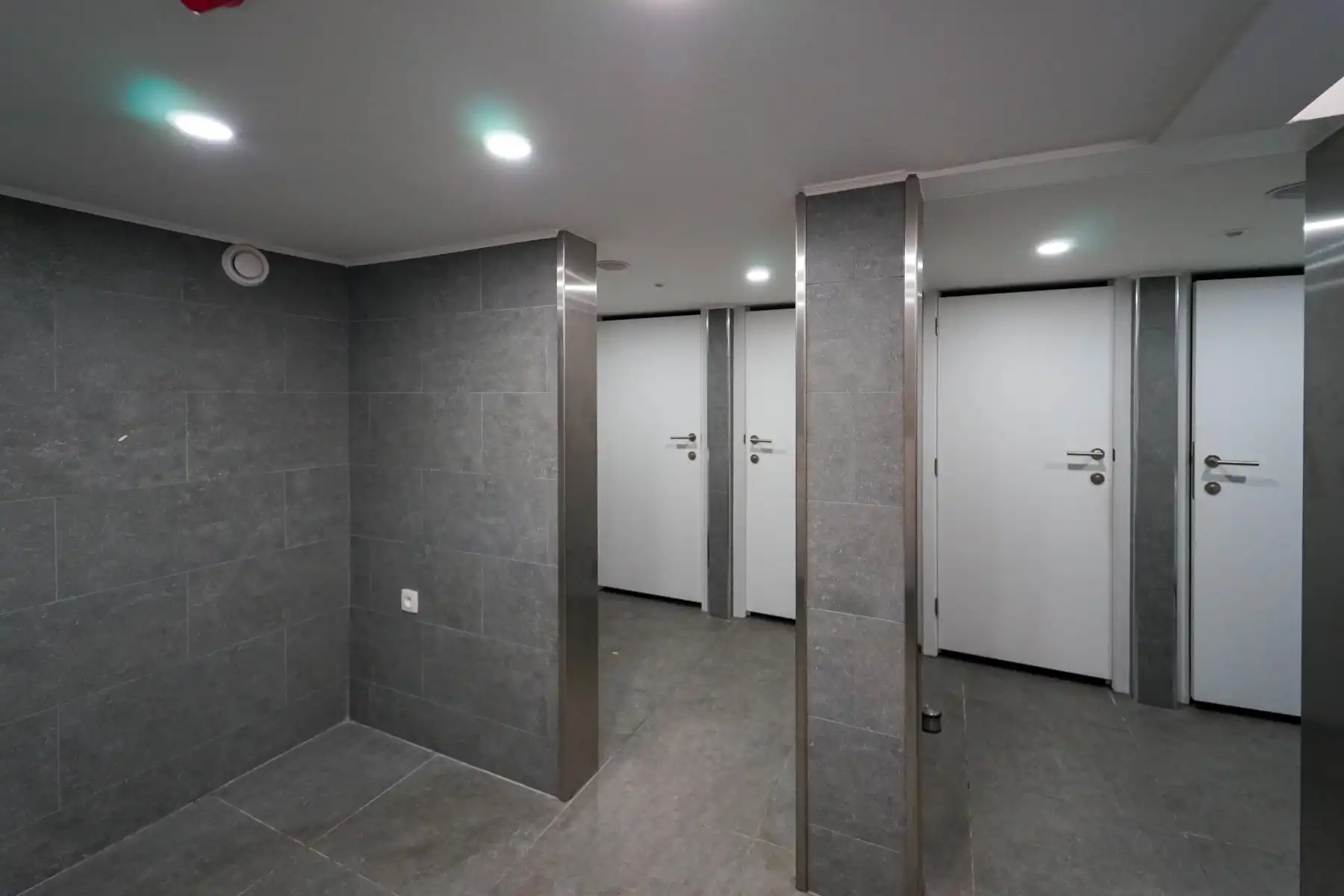 Recent volledig gerenoveerd handelspand (+-280m²) in Sleepstraat TE HUUR met een moderne uitstraling. foto 15