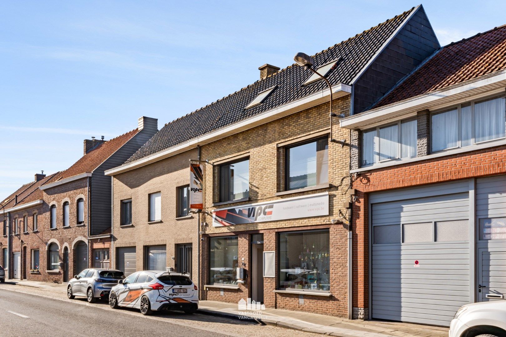 Handelsruimte met moderne woonst en zonnig terras.  foto 2